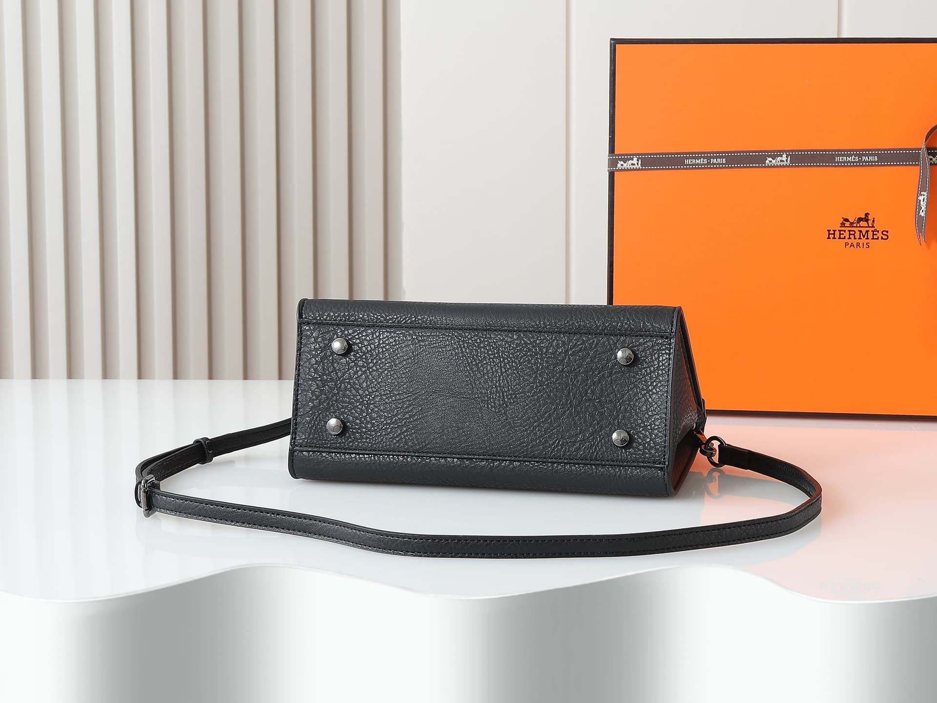 C4835 New version of 11925 – upgraded version, original design. Hermès platinum elephant pattern: black color. It’s a high-end women’s casual briefcase, similar to those available at specialty stores. It’s a crossbody bag with extremely fine and elegant c — image 4