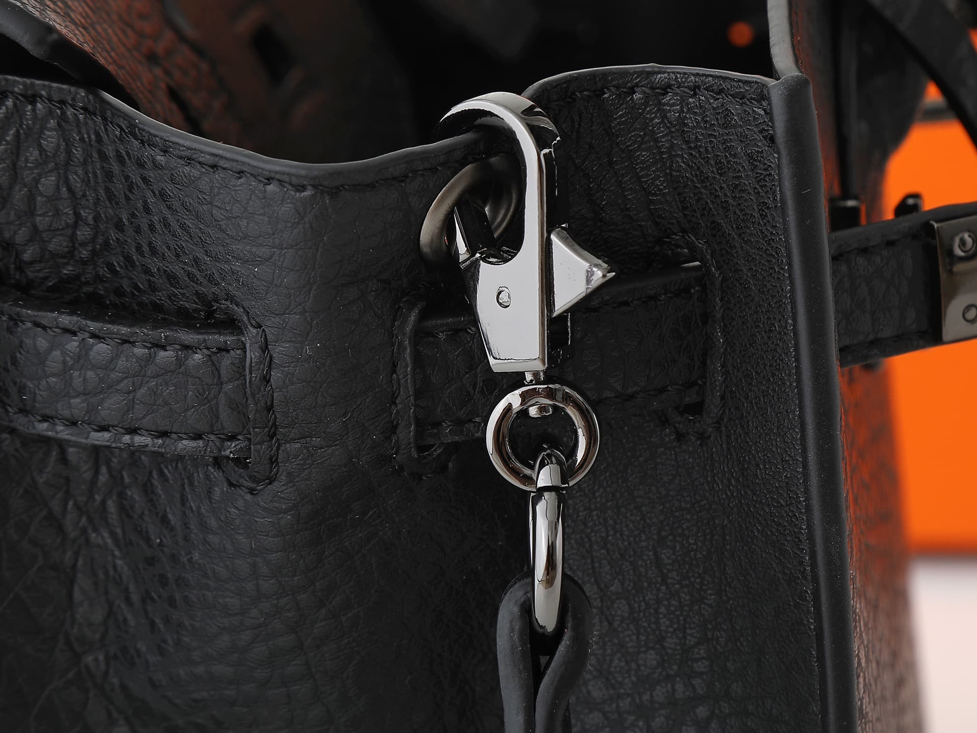 C4835 New version of 11925 – upgraded version, original design. Hermès platinum elephant pattern: black color. It’s a high-end women’s casual briefcase, similar to those available at specialty stores. It’s a crossbody bag with extremely fine and elegant c — image 6