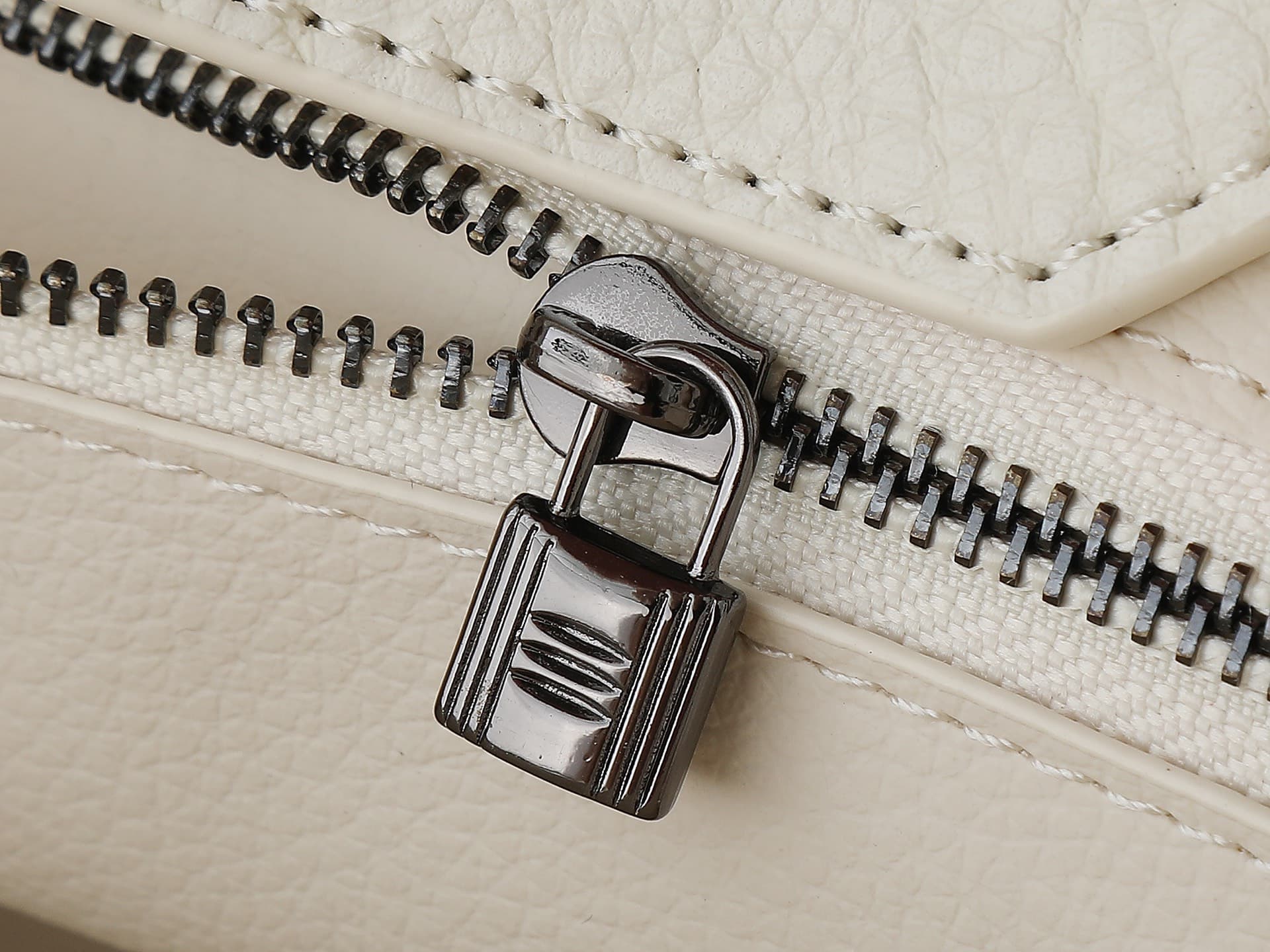 C4836 New version of 11925 – upgraded version of the original model. Hermès platinum elephant pattern: beige color. It’s a high-end women’s casual briefcase, similar to those available at official stores. It’s a crossbody bag with extremely fine and elega — image 7