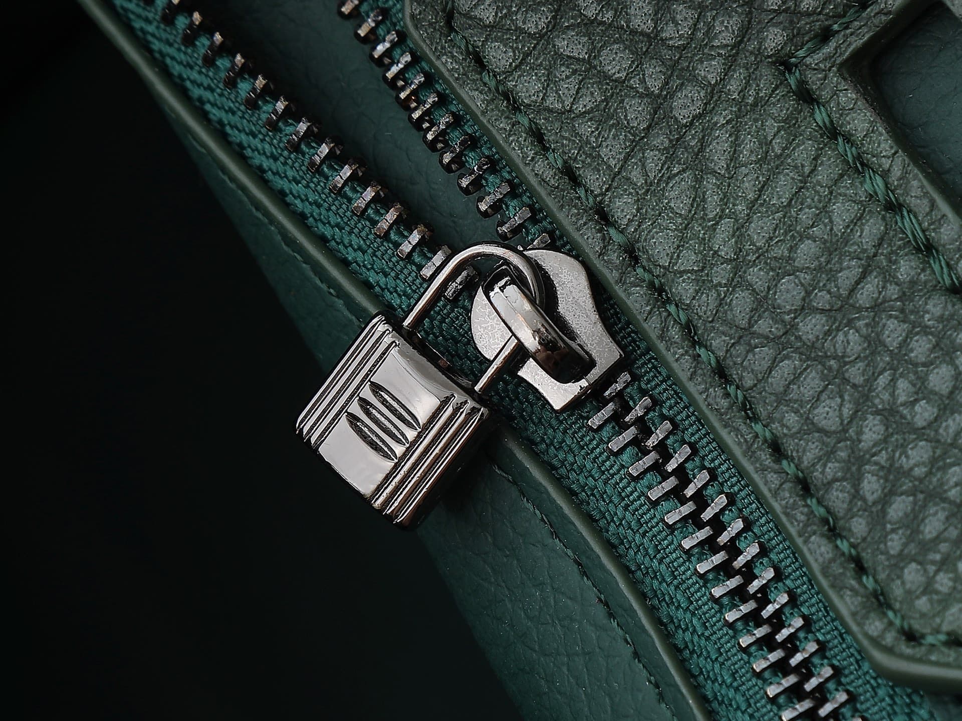 C4837 The upgraded version of the new 11925 model features the Hermès platinum elephant pattern: dark green. It’s a high-end women’s casual briefcase, designed for crossbody use. The craftsmanship is extremely exquisite and elegant. It comes in a bag made — image 7