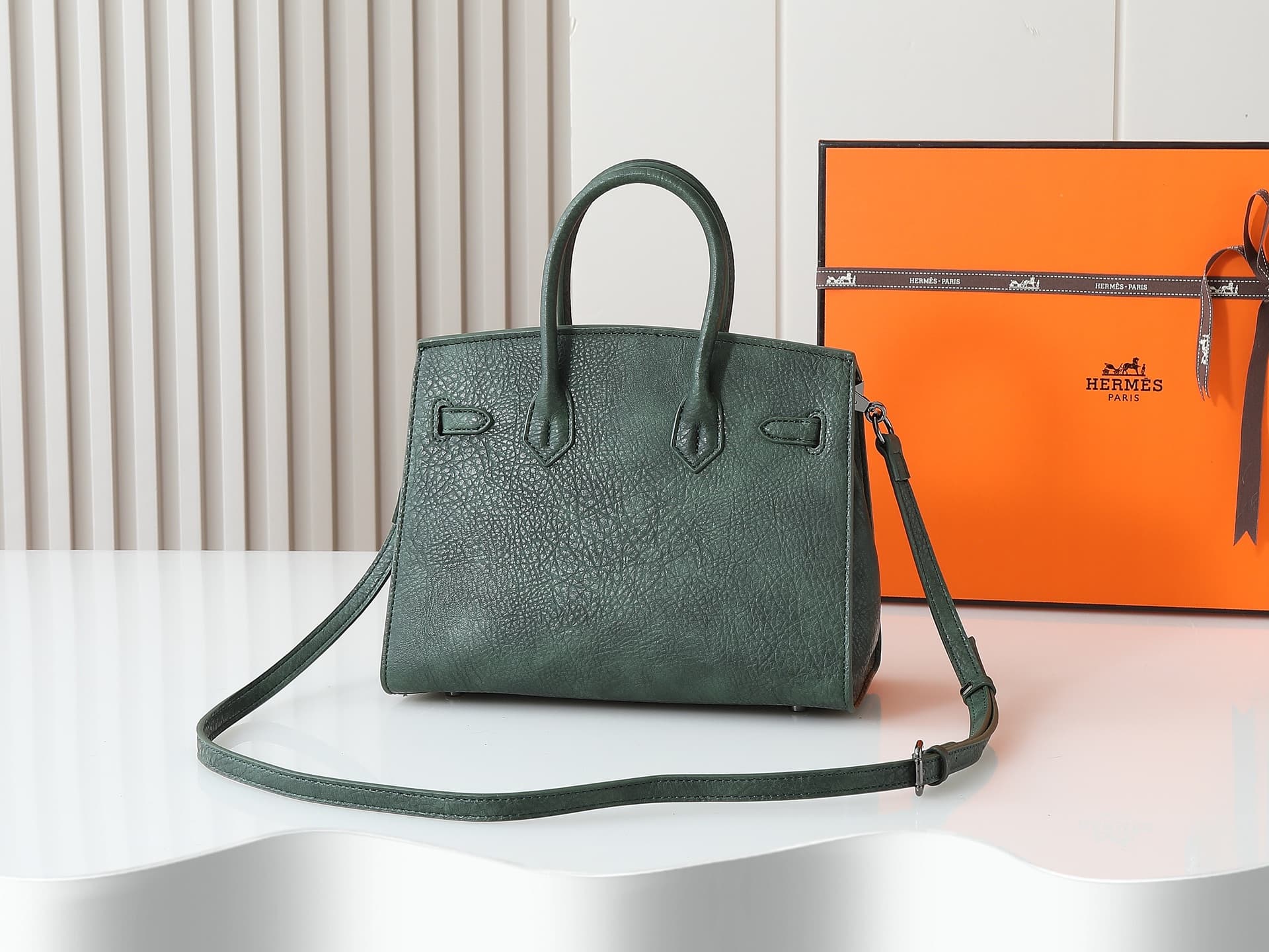 C4837 The upgraded version of the new 11925 model features the Hermès platinum elephant pattern: dark green. It’s a high-end women’s casual briefcase, designed for crossbody use. The craftsmanship is extremely exquisite and elegant. It comes in a bag made — image 2