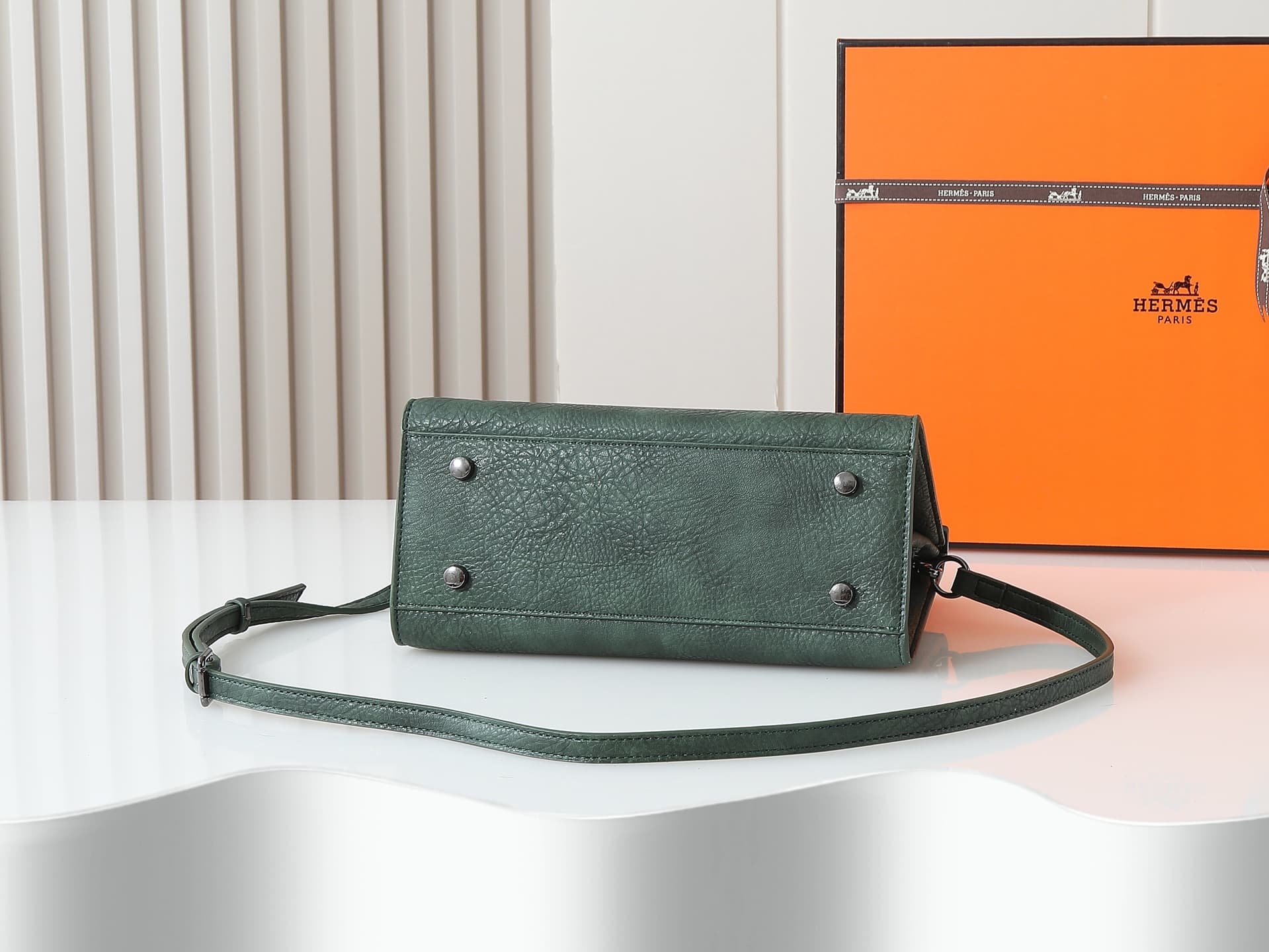 C4837 The upgraded version of the new 11925 model features the Hermès platinum elephant pattern: dark green. It’s a high-end women’s casual briefcase, designed for crossbody use. The craftsmanship is extremely exquisite and elegant. It comes in a bag made — image 4