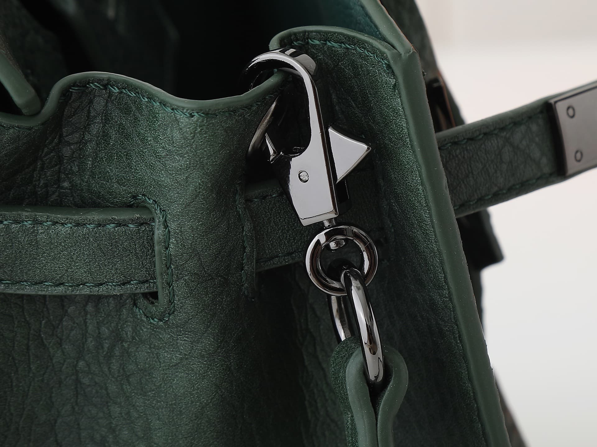 C4837 The upgraded version of the new 11925 model features the Hermès platinum elephant pattern: dark green. It’s a high-end women’s casual briefcase, designed for crossbody use. The craftsmanship is extremely exquisite and elegant. It comes in a bag made — image 6