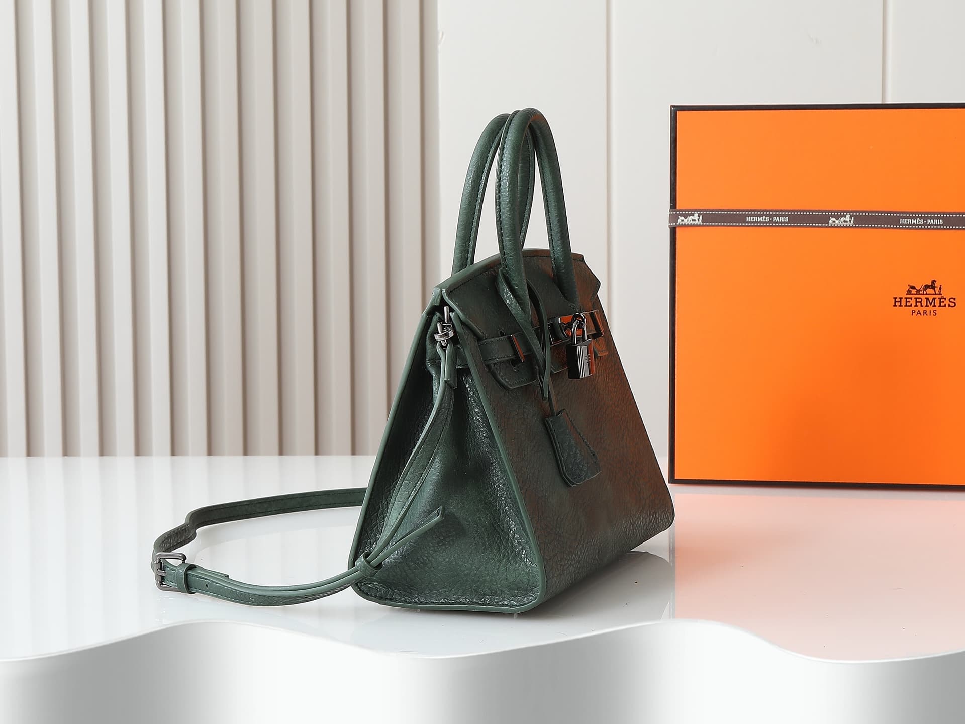 C4837 The upgraded version of the new 11925 model features the Hermès platinum elephant pattern: dark green. It’s a high-end women’s casual briefcase, designed for crossbody use. The craftsmanship is extremely exquisite and elegant. It comes in a bag made — image 3