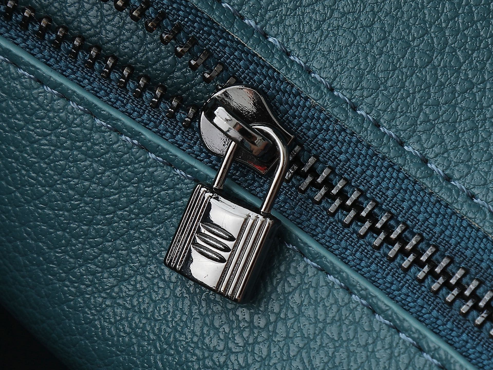 C4832 The new 11925 upgrade version is the same as the original model. Hermès platinum elephant pattern: Lake blue – a high-end women’s casual briefcase, designed for carrying on the shoulder. The craftsmanship is extremely delicate and elegant. It comes  — image 6