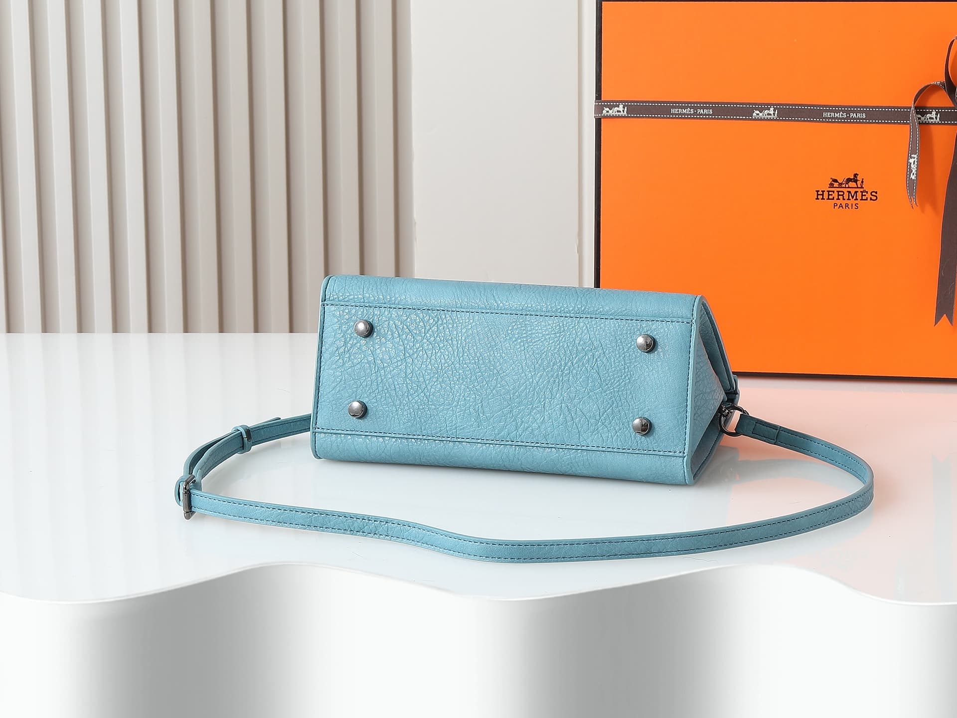 C4832 The new 11925 upgrade version is the same as the original model. Hermès platinum elephant pattern: Lake blue – a high-end women’s casual briefcase, designed for carrying on the shoulder. The craftsmanship is extremely delicate and elegant. It comes  — image 4