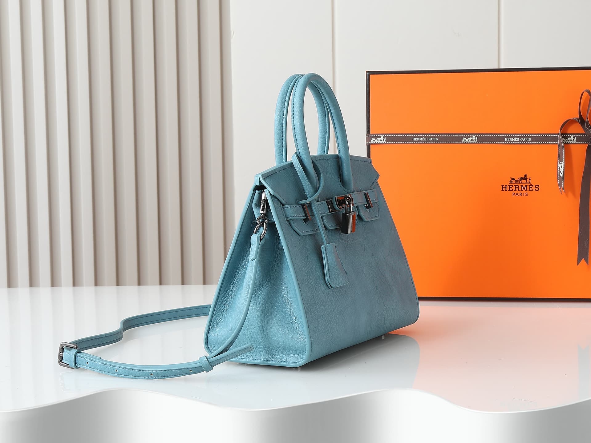 C4832 The new 11925 upgrade version is the same as the original model. Hermès platinum elephant pattern: Lake blue – a high-end women’s casual briefcase, designed for carrying on the shoulder. The craftsmanship is extremely delicate and elegant. It comes  — image 3
