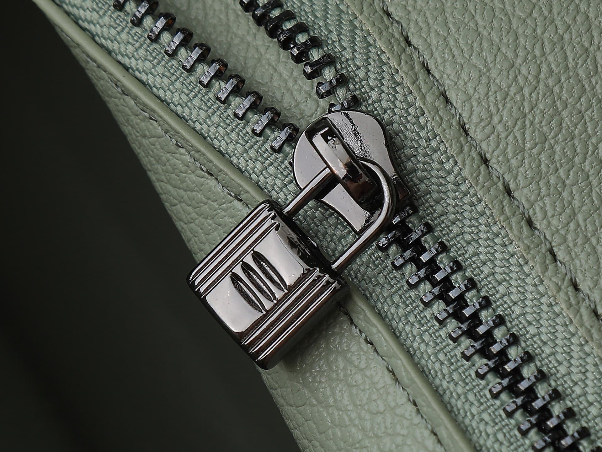 C4838 New 11925 upgraded version, original design. Hermès platinum elephant pattern: green color. It’s a high-end women’s casual briefcase, designed for crossbody use. The craftsmanship is extremely exquisite and elegant. It comes in a bag made from impor — image 7