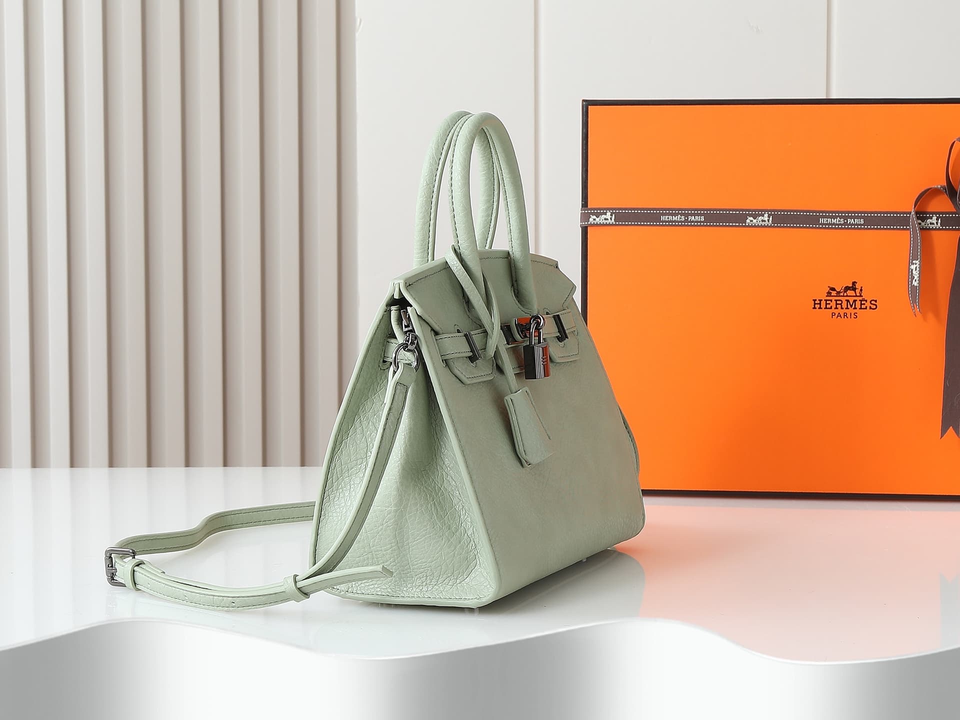C4838 New 11925 upgraded version, original design. Hermès platinum elephant pattern: green color. It’s a high-end women’s casual briefcase, designed for crossbody use. The craftsmanship is extremely exquisite and elegant. It comes in a bag made from impor — image 3