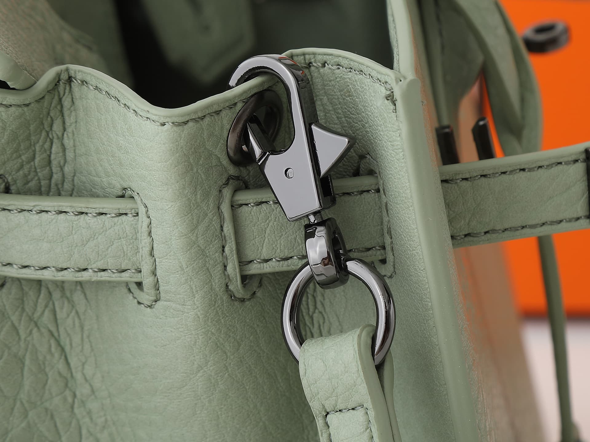 C4838 New 11925 upgraded version, original design. Hermès platinum elephant pattern: green color. It’s a high-end women’s casual briefcase, designed for crossbody use. The craftsmanship is extremely exquisite and elegant. It comes in a bag made from impor — image 6