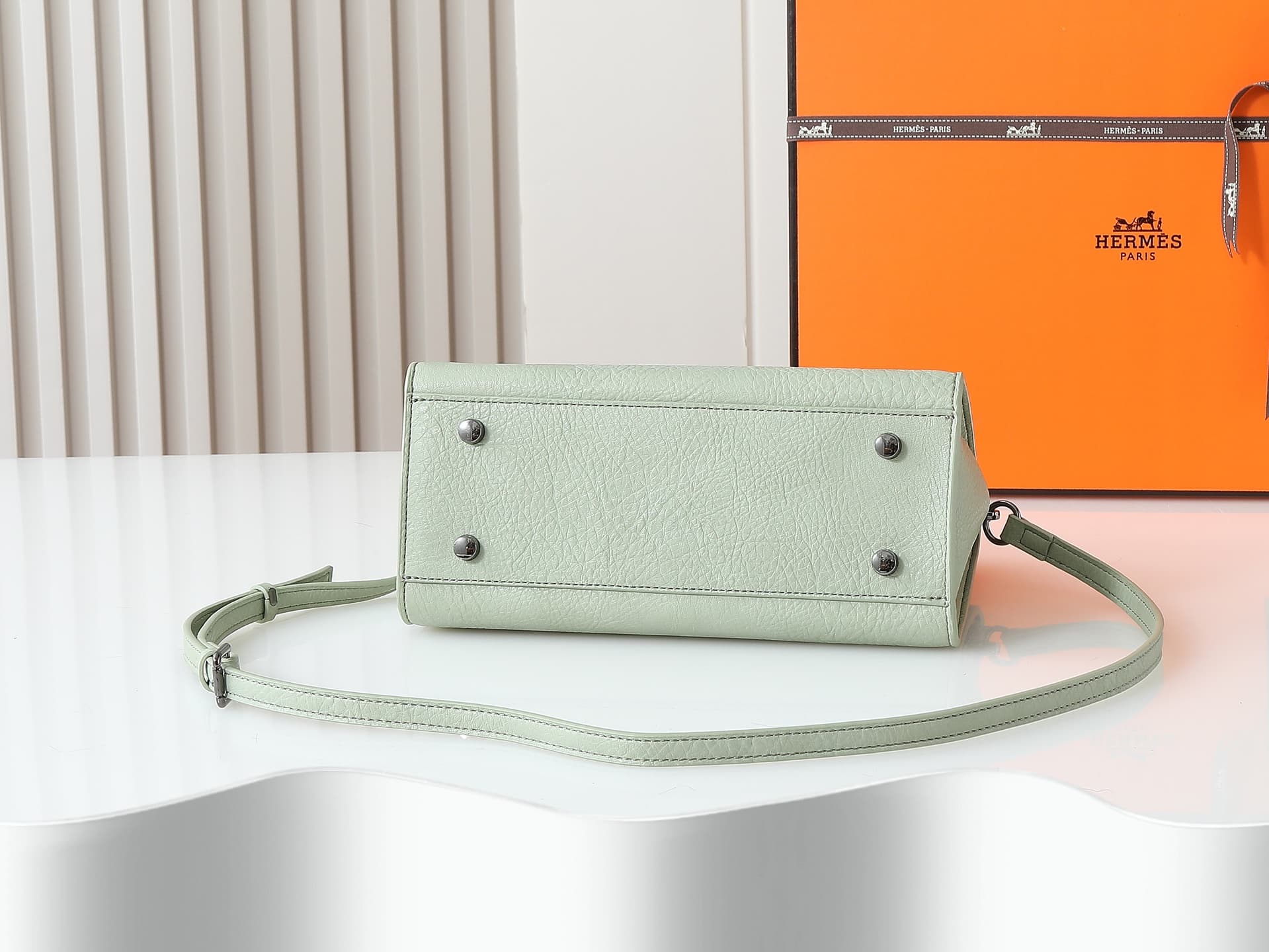 C4838 New 11925 upgraded version, original design. Hermès platinum elephant pattern: green color. It’s a high-end women’s casual briefcase, designed for crossbody use. The craftsmanship is extremely exquisite and elegant. It comes in a bag made from impor — image 4