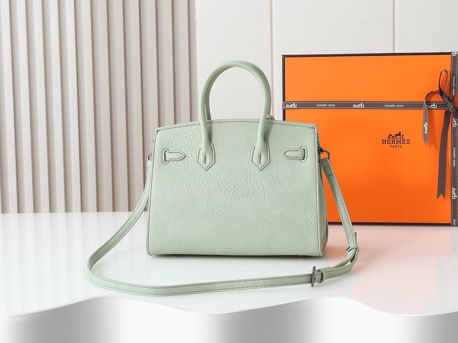 C4838 New 11925 upgraded version, original design. Hermès platinum elephant pattern: green color. It’s a high-end women’s casual briefcase, designed for crossbody use. The craftsmanship is extremely exquisite and elegant. It comes in a bag made from impor — image 2