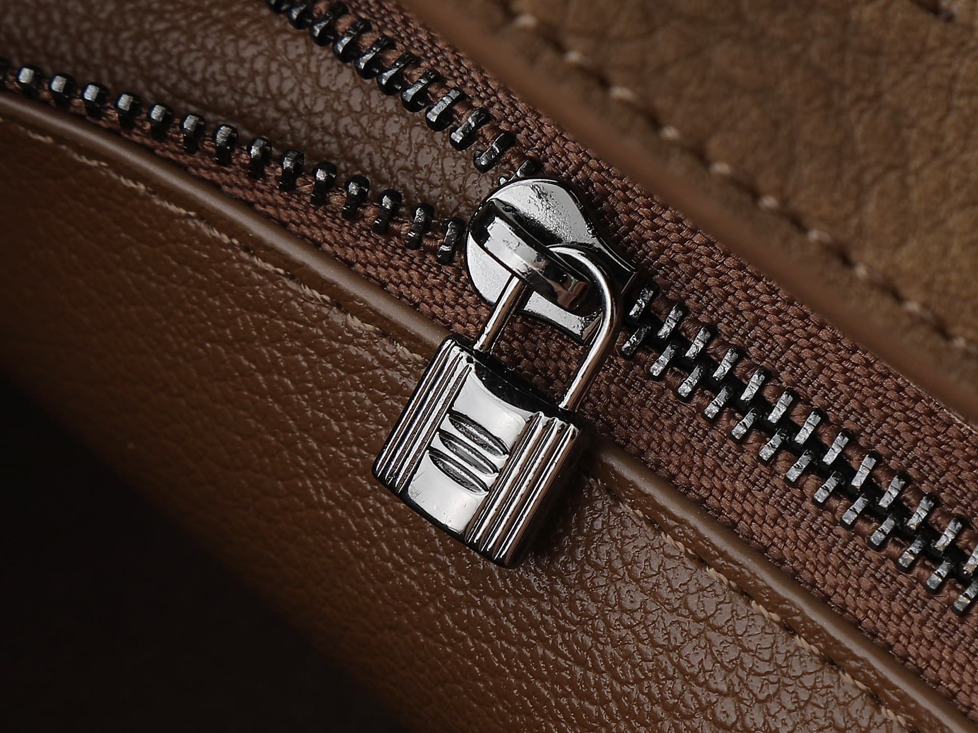 C4839 New version of 11925 – upgraded version of the original model. Hermès platinum elephant pattern: camel color. It’s a high-end women’s casual briefcase, similar to those available at specialty stores. It’s a crossbody bag with extremely fine and eleg — image 7