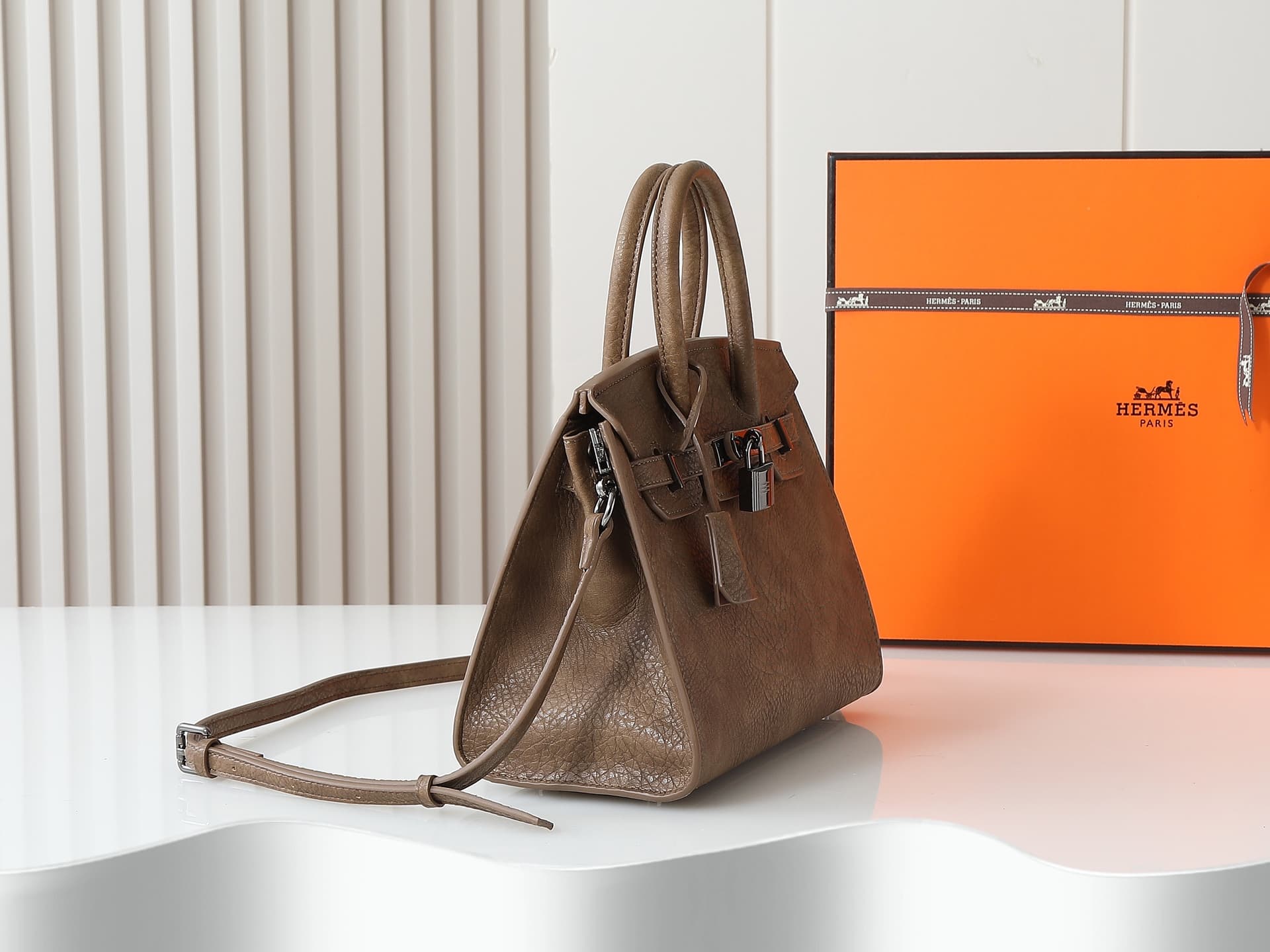 C4839 New version of 11925 – upgraded version of the original model. Hermès platinum elephant pattern: camel color. It’s a high-end women’s casual briefcase, similar to those available at specialty stores. It’s a crossbody bag with extremely fine and eleg — image 3