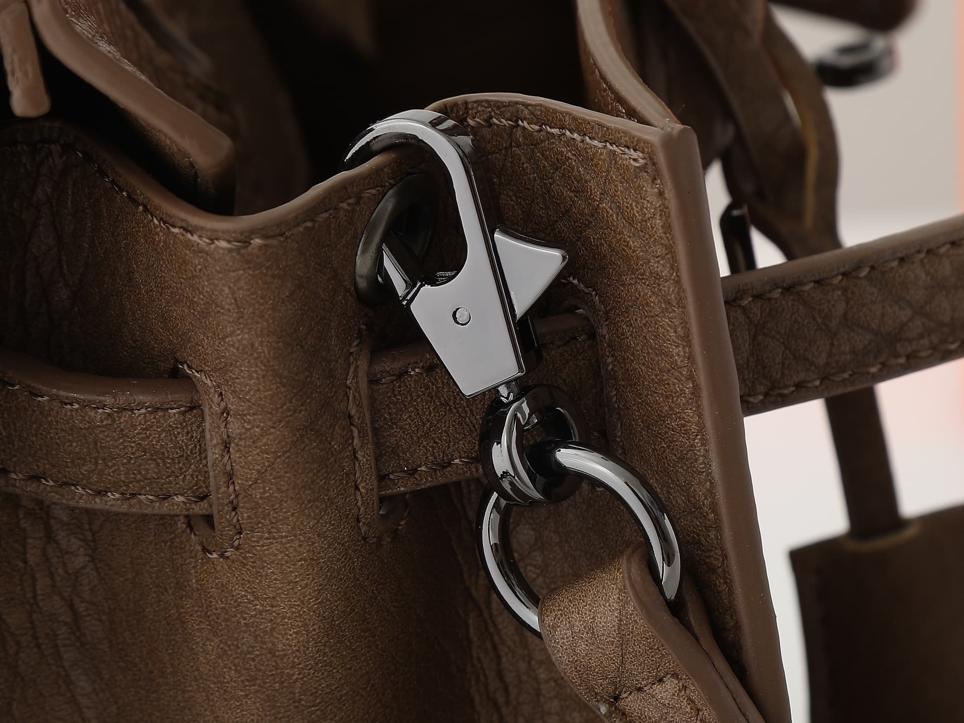 C4839 New version of 11925 – upgraded version of the original model. Hermès platinum elephant pattern: camel color. It’s a high-end women’s casual briefcase, similar to those available at specialty stores. It’s a crossbody bag with extremely fine and eleg — image 6