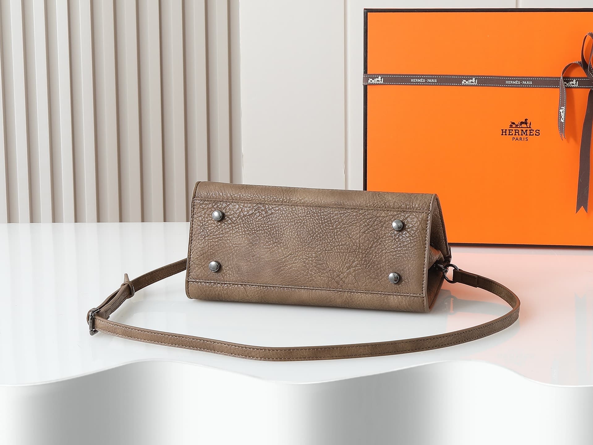 C4839 New version of 11925 – upgraded version of the original model. Hermès platinum elephant pattern: camel color. It’s a high-end women’s casual briefcase, similar to those available at specialty stores. It’s a crossbody bag with extremely fine and eleg — image 4