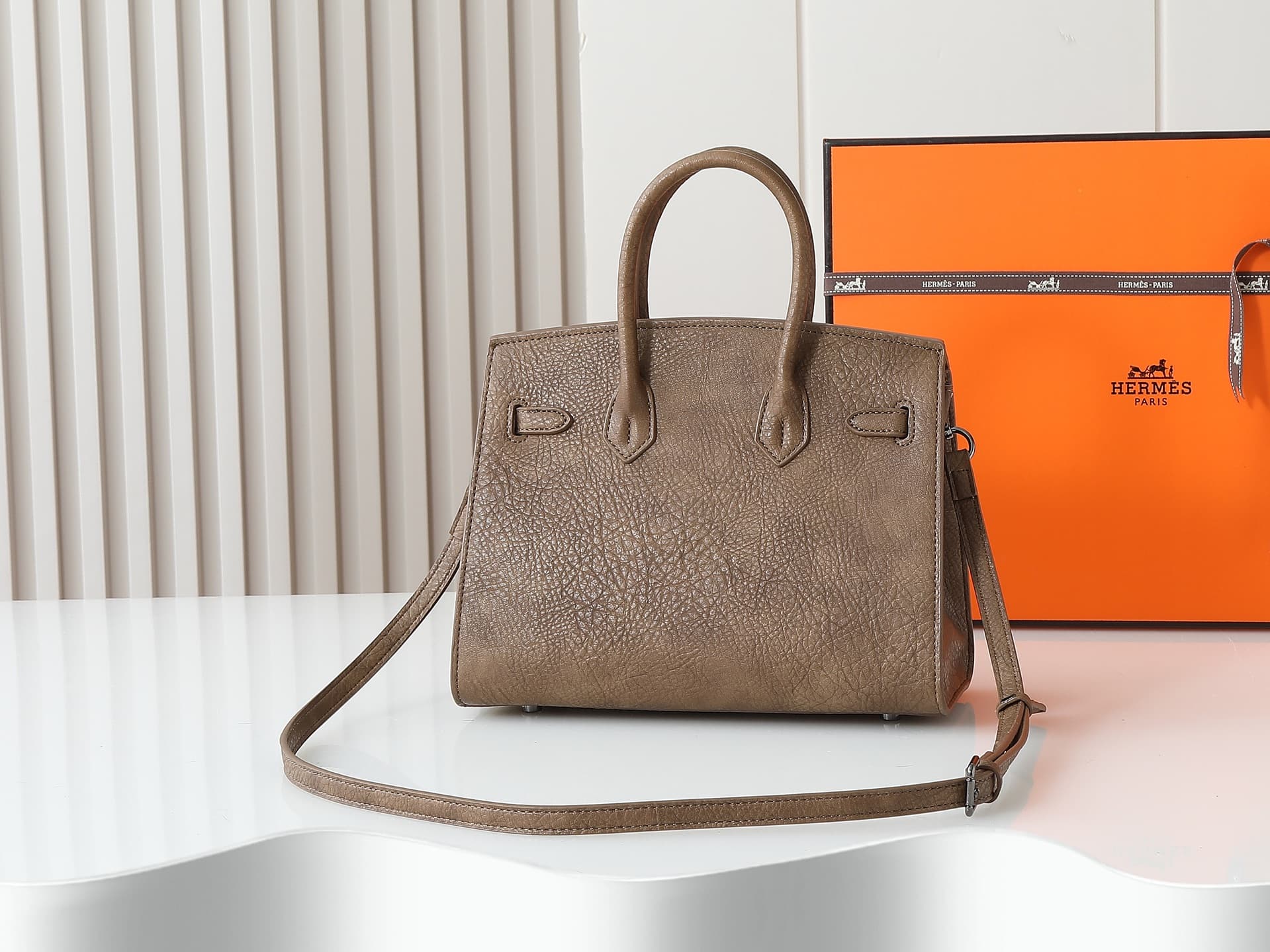 C4839 New version of 11925 – upgraded version of the original model. Hermès platinum elephant pattern: camel color. It’s a high-end women’s casual briefcase, similar to those available at specialty stores. It’s a crossbody bag with extremely fine and eleg — image 2