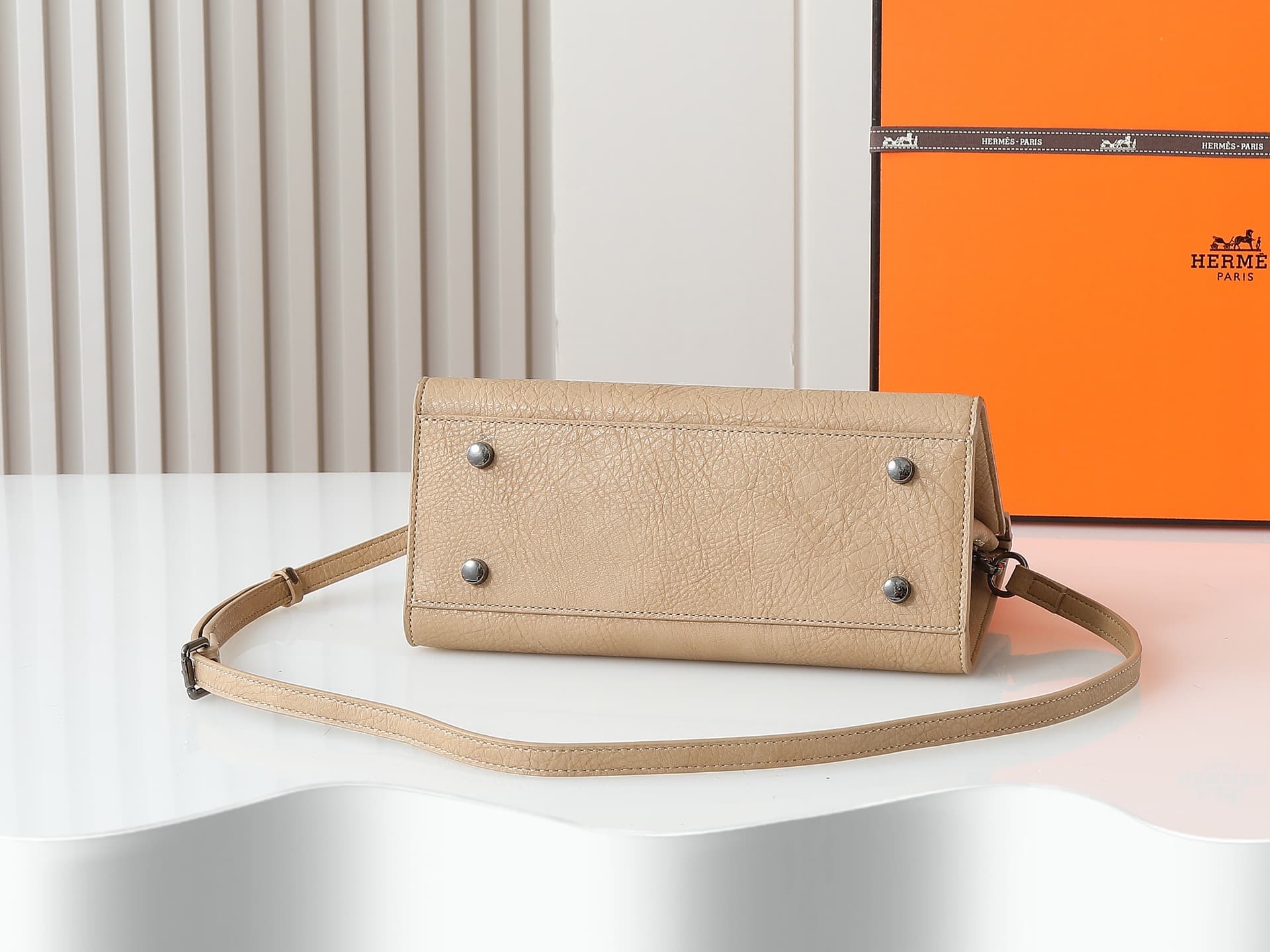 C4829 New version of 11925 – upgraded version of the original model. Hermès platinum elephant pattern: light coffee color. It’s a high-end women’s casual briefcase, designed for crossbody use. The craftsmanship is extremely exquisite and elegant. It comes — image 4