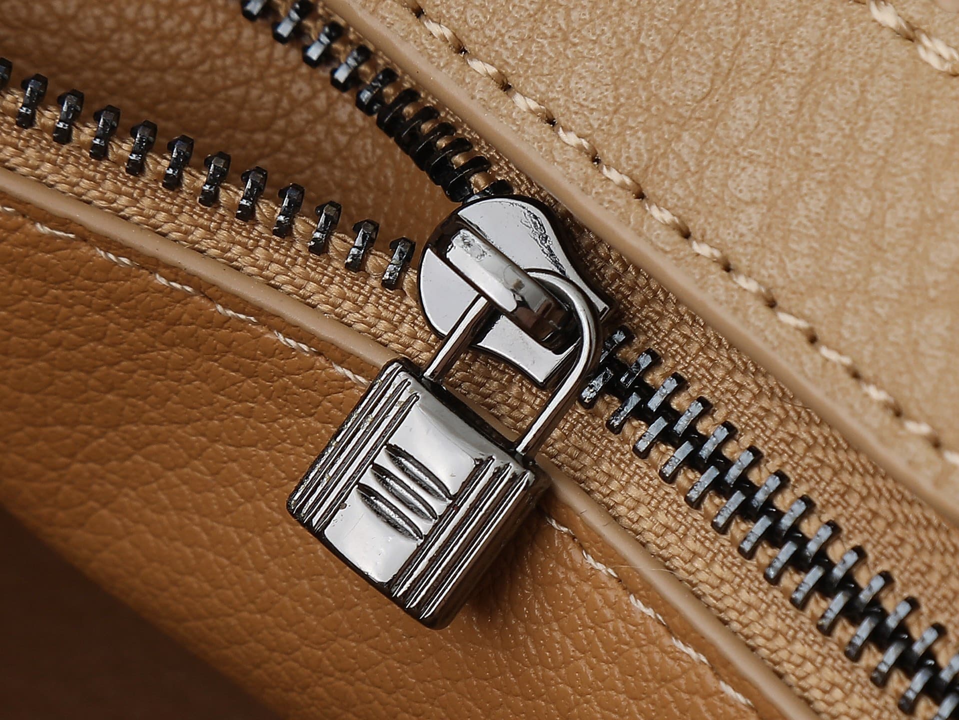 C4829 New version of 11925 – upgraded version of the original model. Hermès platinum elephant pattern: light coffee color. It’s a high-end women’s casual briefcase, designed for crossbody use. The craftsmanship is extremely exquisite and elegant. It comes — image 7