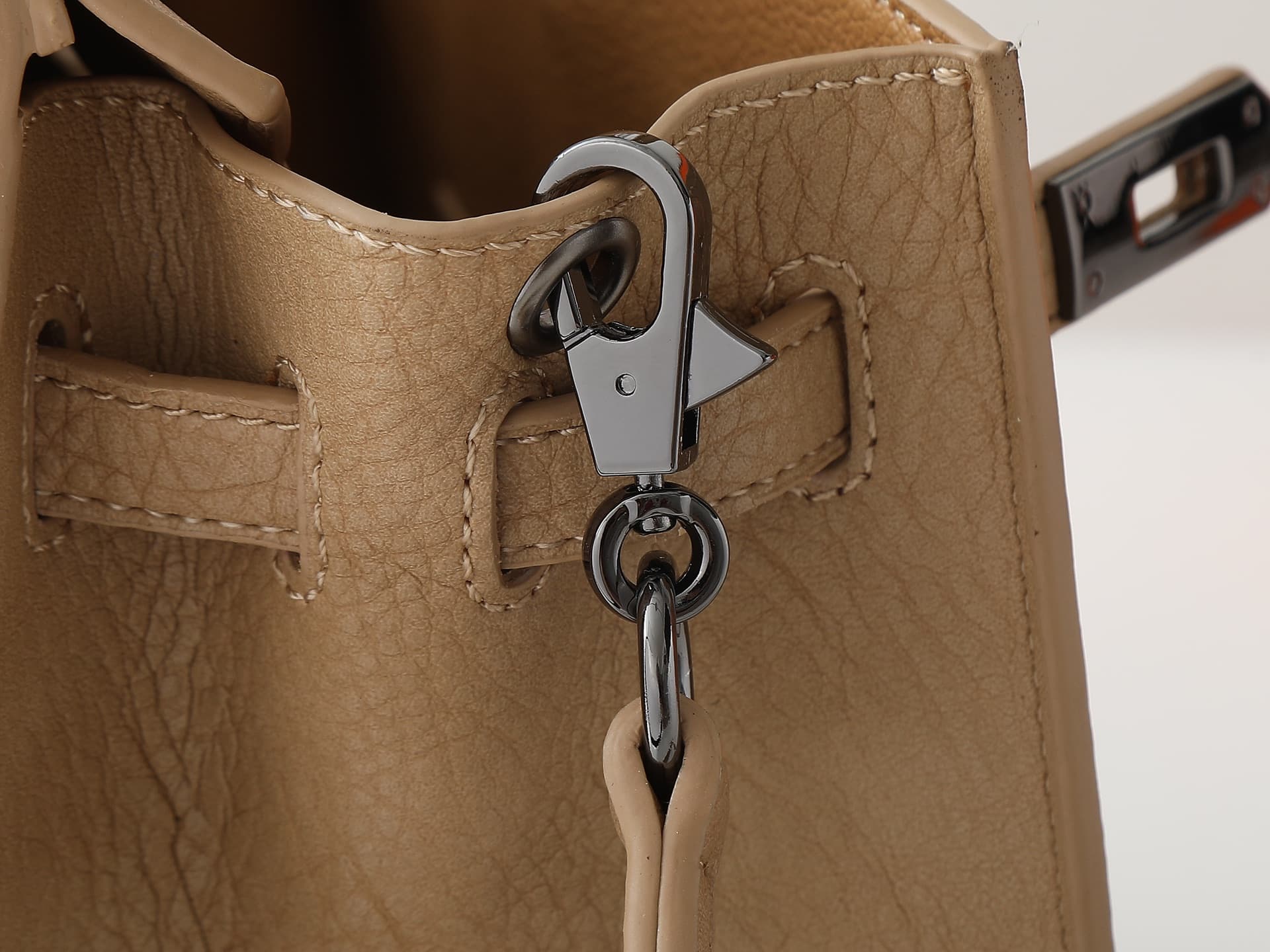 C4829 New version of 11925 – upgraded version of the original model. Hermès platinum elephant pattern: light coffee color. It’s a high-end women’s casual briefcase, designed for crossbody use. The craftsmanship is extremely exquisite and elegant. It comes — image 6