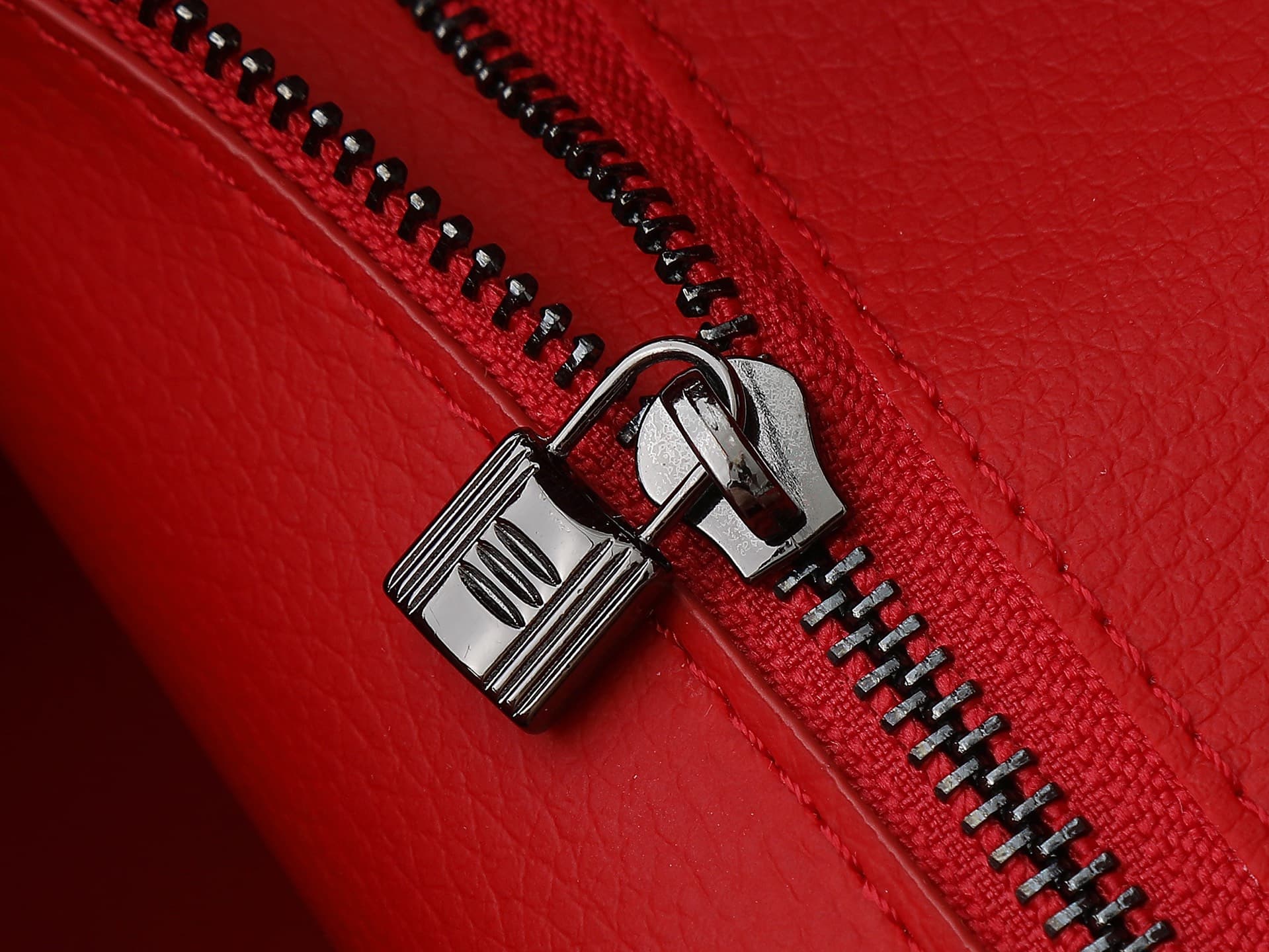 C4831 The upgraded version of the new 11925 model features the Hermès platinum elephant pattern: red color. It is a high-end women’s casual briefcase, designed for crossbody use. The craftsmanship is extremely delicate and elegant. It comes in a bag made  — image 7