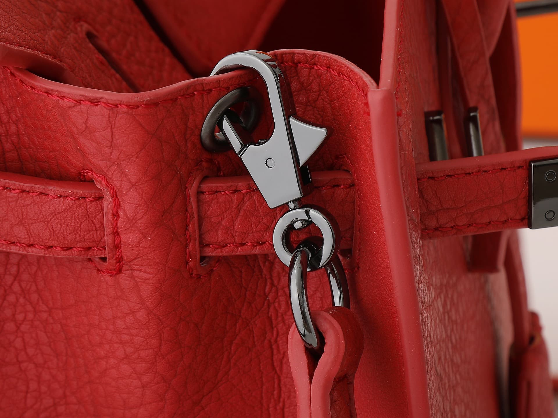 C4831 The upgraded version of the new 11925 model features the Hermès platinum elephant pattern: red color. It is a high-end women’s casual briefcase, designed for crossbody use. The craftsmanship is extremely delicate and elegant. It comes in a bag made  — image 6