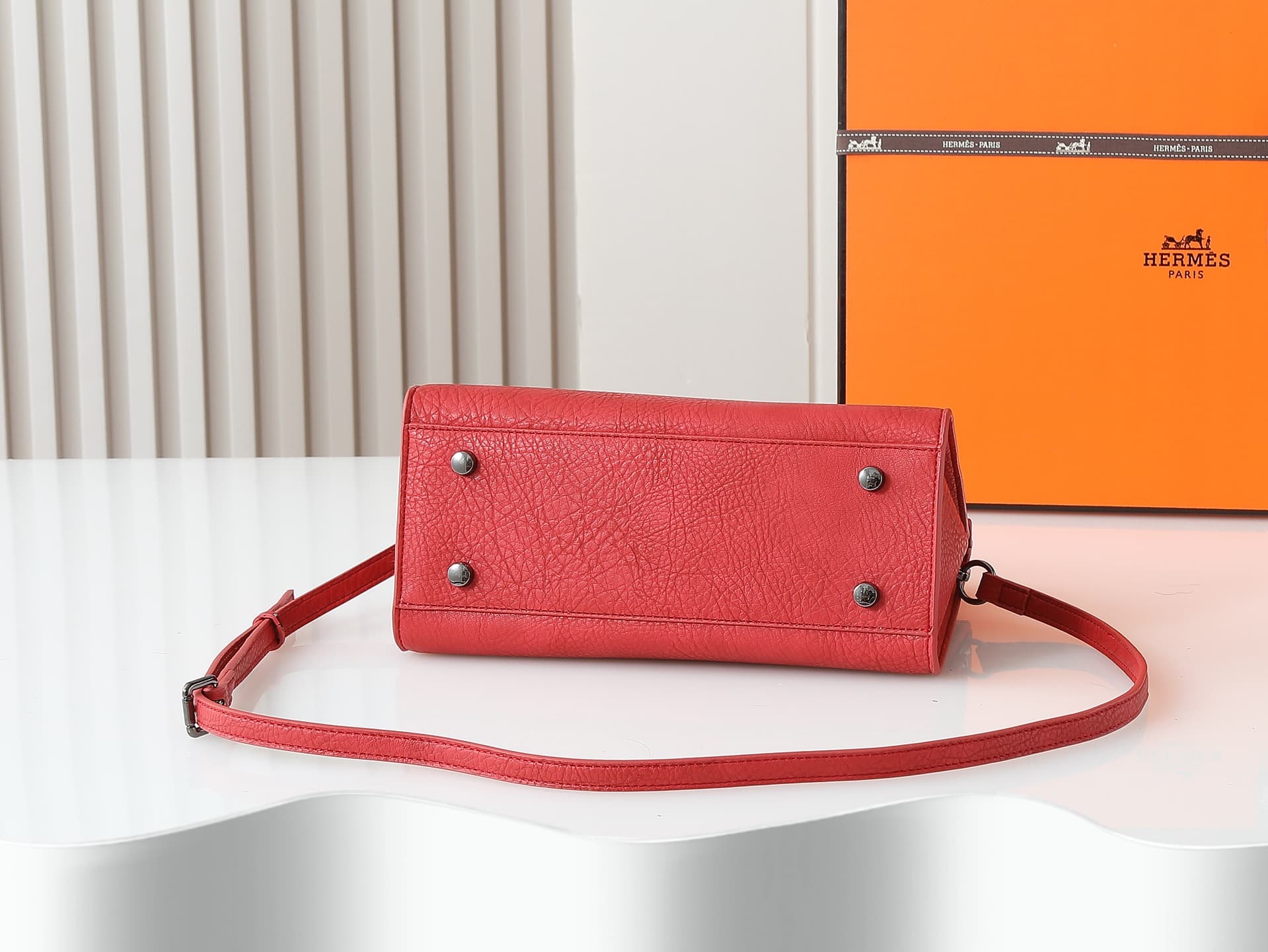 C4831 The upgraded version of the new 11925 model features the Hermès platinum elephant pattern: red color. It is a high-end women’s casual briefcase, designed for crossbody use. The craftsmanship is extremely delicate and elegant. It comes in a bag made  — image 4