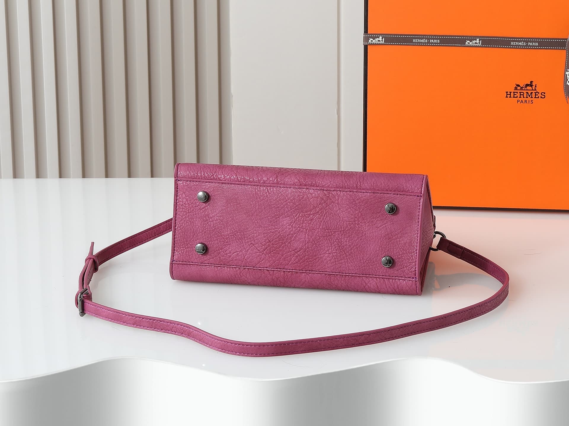 C4830 The upgraded version of the new 11925 model features the Hermès platinum elephant pattern in magenta. It is a high-end women’s casual briefcase, similar to those available at specialty stores. It comes in a slingback design and has extremely fine an — image 4