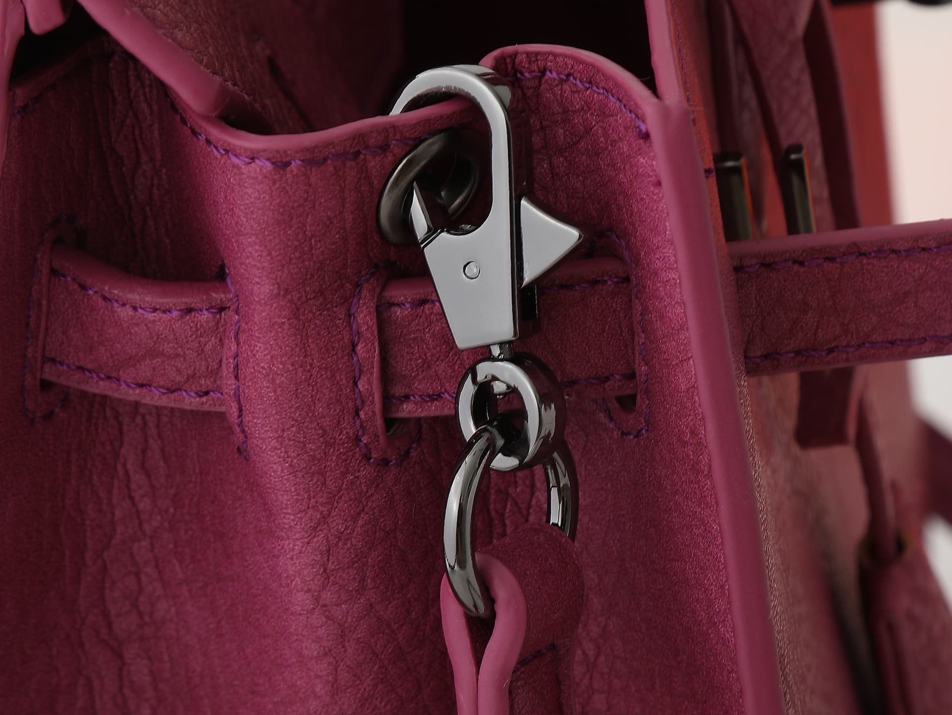 C4830 The upgraded version of the new 11925 model features the Hermès platinum elephant pattern in magenta. It is a high-end women’s casual briefcase, similar to those available at specialty stores. It comes in a slingback design and has extremely fine an — image 6