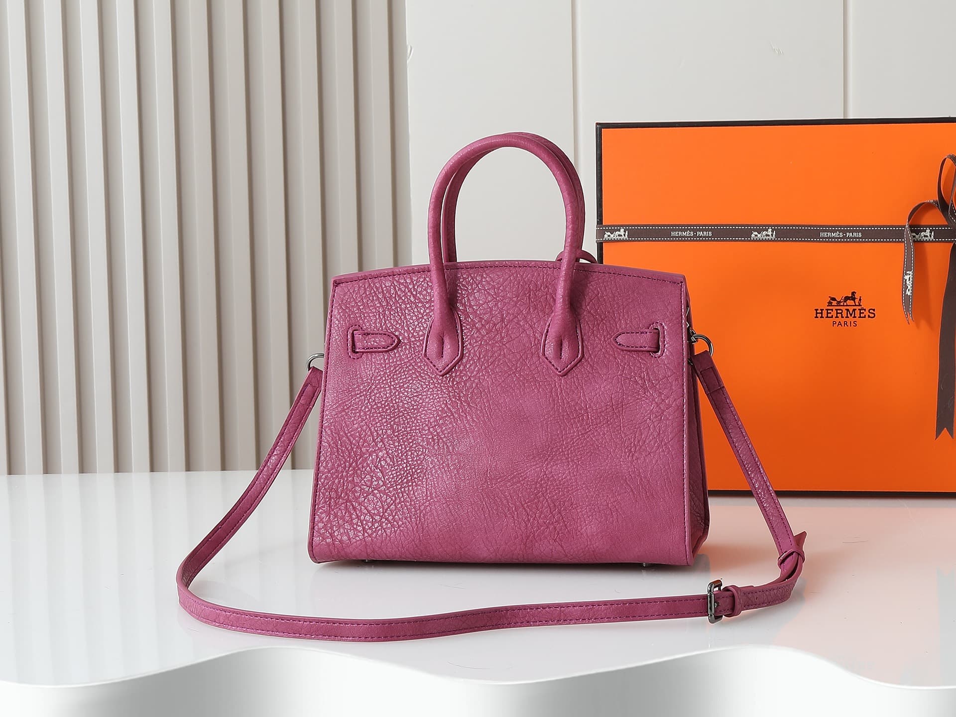 C4830 The upgraded version of the new 11925 model features the Hermès platinum elephant pattern in magenta. It is a high-end women’s casual briefcase, similar to those available at specialty stores. It comes in a slingback design and has extremely fine an — image 2