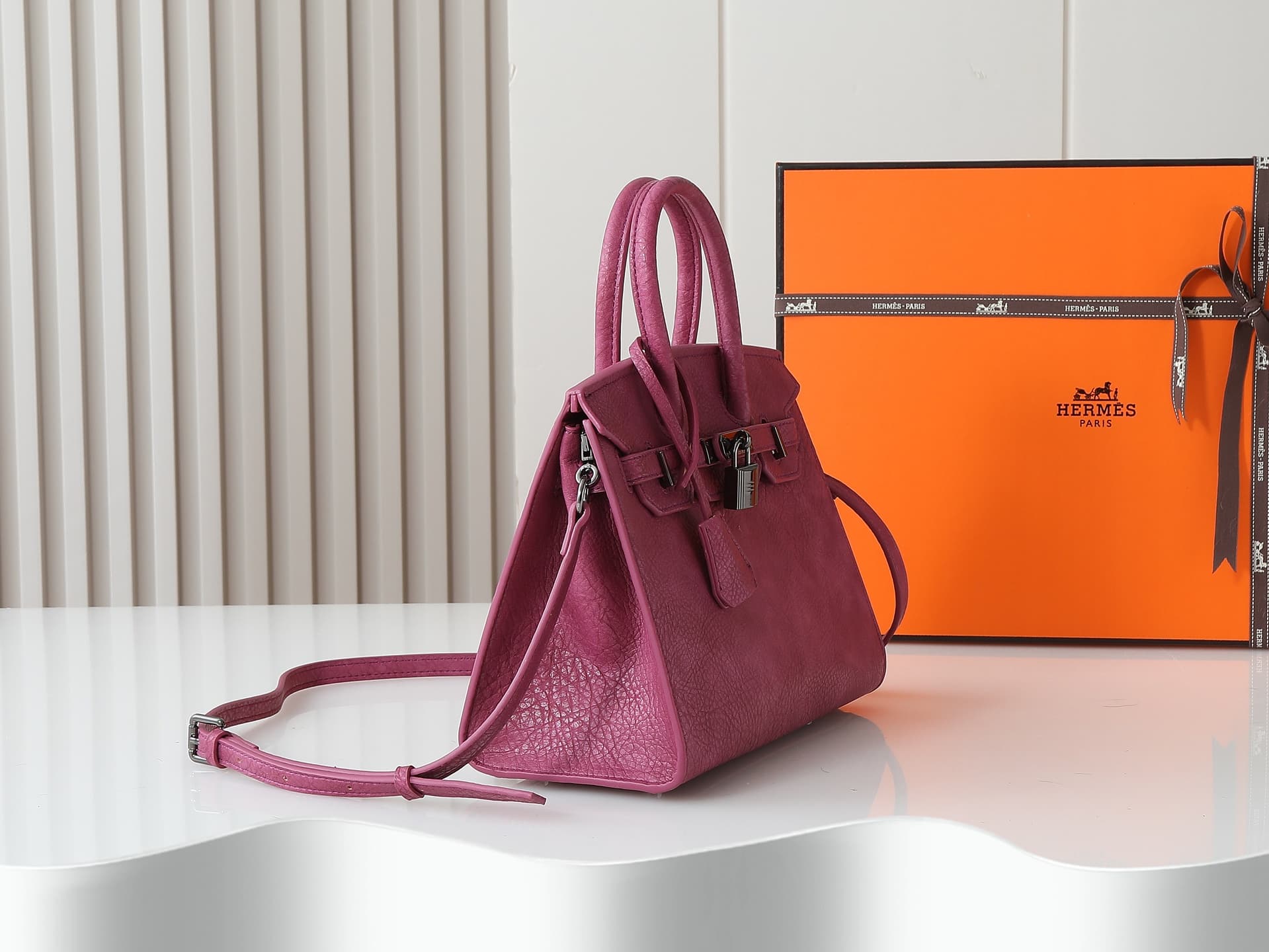 C4830 The upgraded version of the new 11925 model features the Hermès platinum elephant pattern in magenta. It is a high-end women’s casual briefcase, similar to those available at specialty stores. It comes in a slingback design and has extremely fine an — image 3
