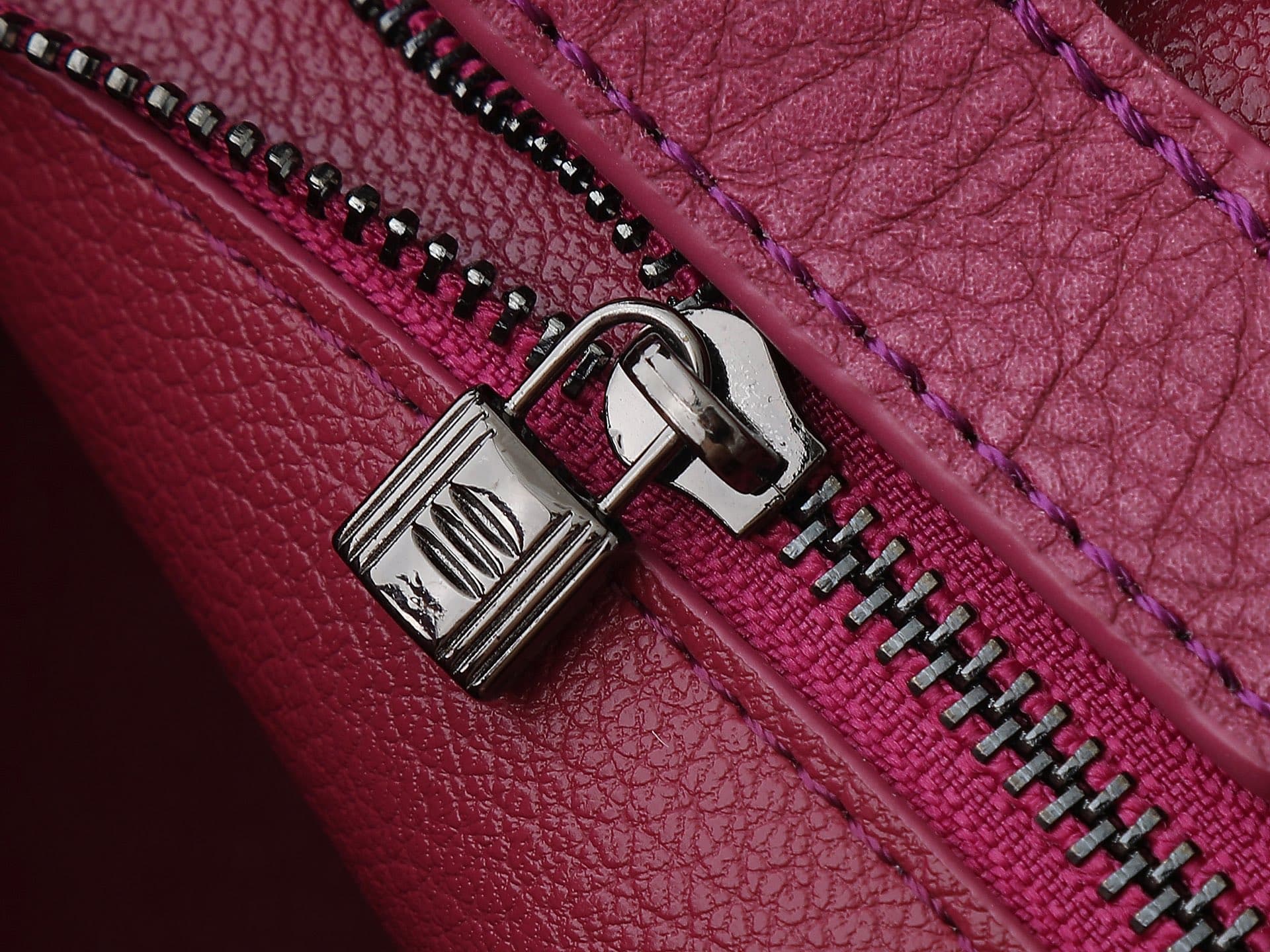 C4830 The upgraded version of the new 11925 model features the Hermès platinum elephant pattern in magenta. It is a high-end women’s casual briefcase, similar to those available at specialty stores. It comes in a slingback design and has extremely fine an — image 7