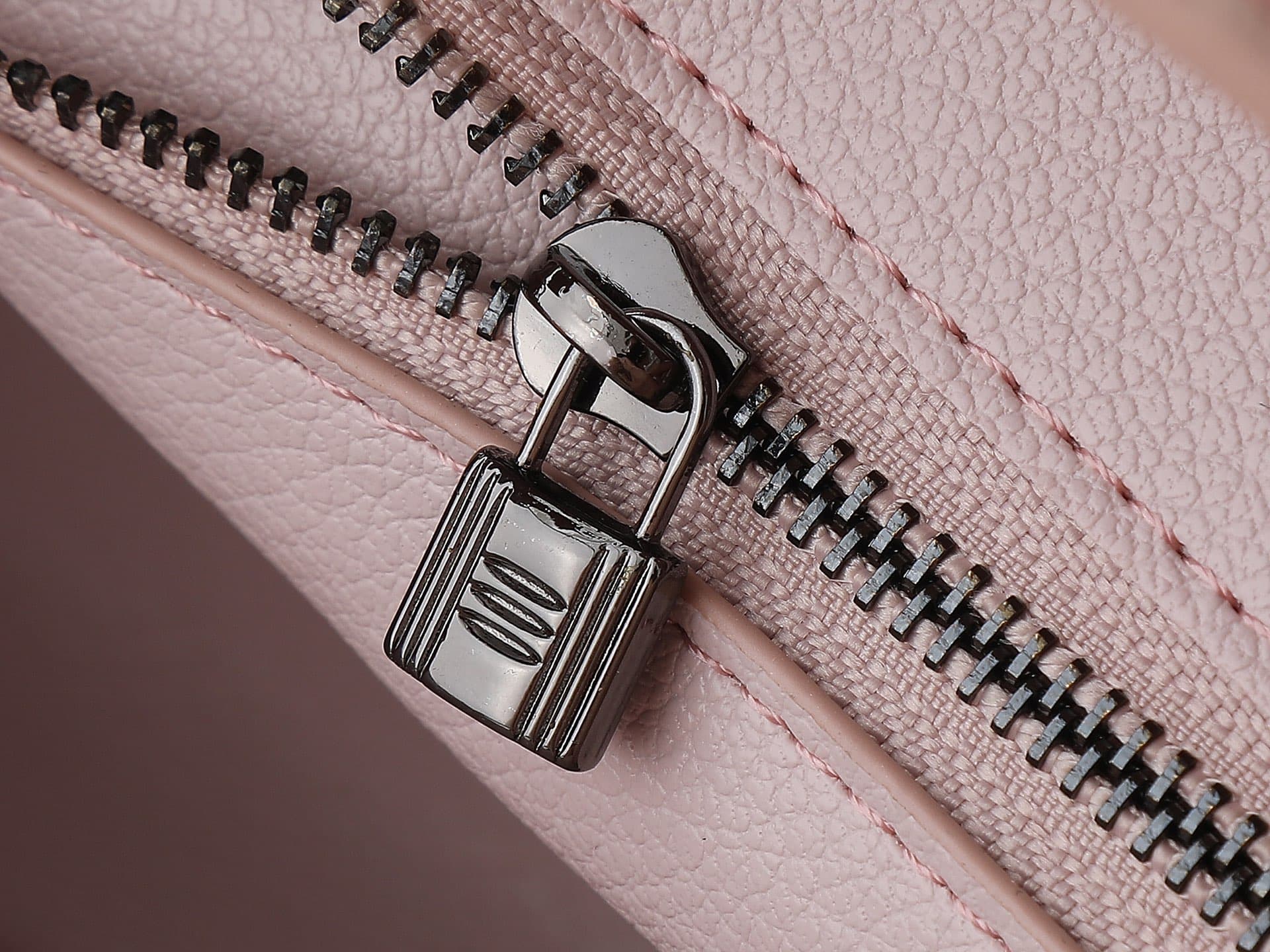 C4833 New 11925 upgraded version – original style. Hermès platinum elephant pattern: beige color. It’s a high-end women’s casual briefcase, similar to those available at specialty stores. It’s a crossbody bag with extremely exquisite and elegant craftsman — image 7