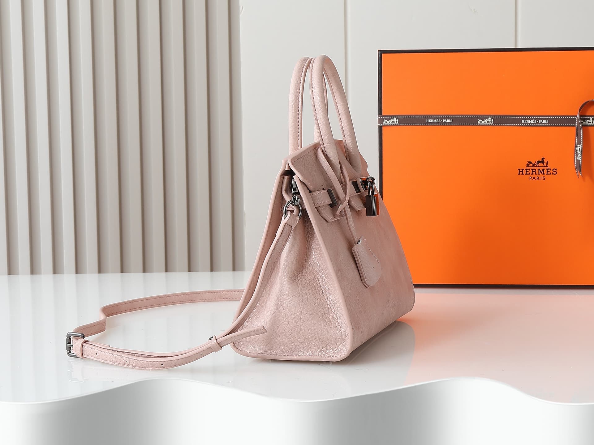 C4833 New 11925 upgraded version – original style. Hermès platinum elephant pattern: beige color. It’s a high-end women’s casual briefcase, similar to those available at specialty stores. It’s a crossbody bag with extremely exquisite and elegant craftsman — image 3