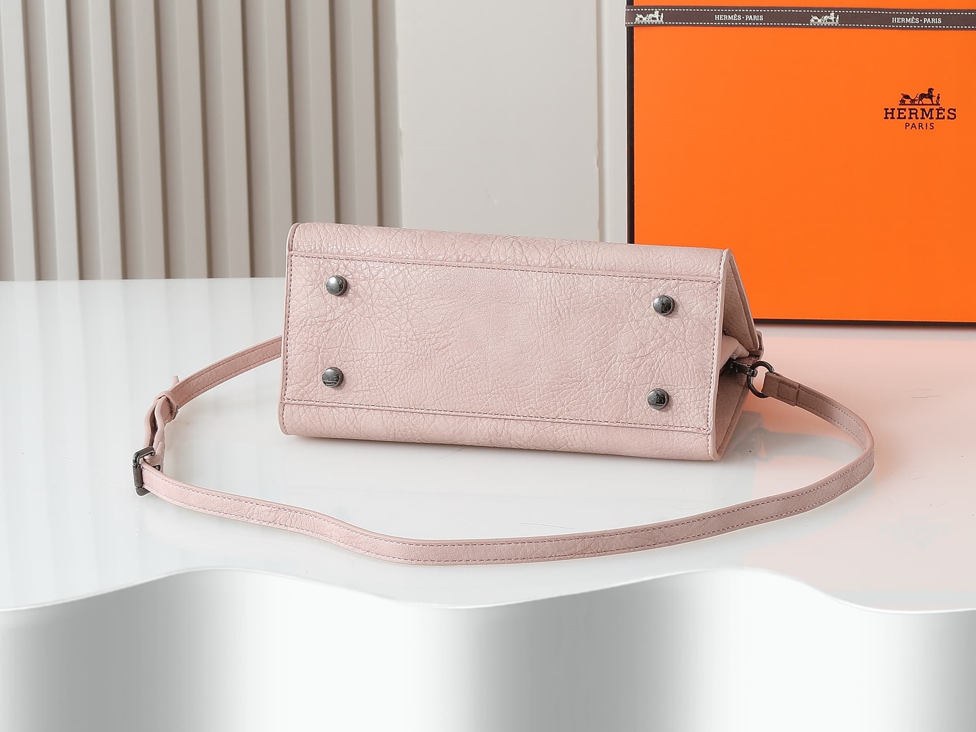 C4833 New 11925 upgraded version – original style. Hermès platinum elephant pattern: beige color. It’s a high-end women’s casual briefcase, similar to those available at specialty stores. It’s a crossbody bag with extremely exquisite and elegant craftsman — image 4