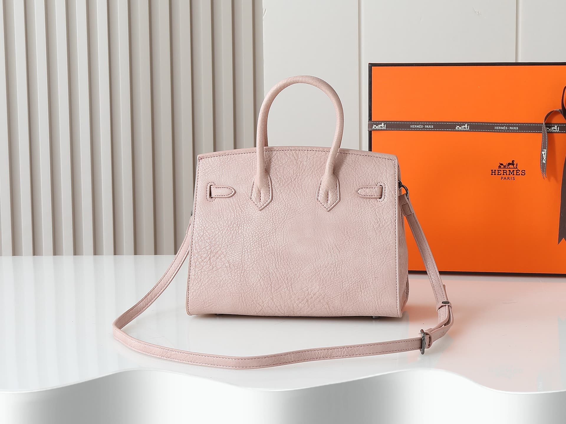 C4833 New 11925 upgraded version – original style. Hermès platinum elephant pattern: beige color. It’s a high-end women’s casual briefcase, similar to those available at specialty stores. It’s a crossbody bag with extremely exquisite and elegant craftsman — image 2