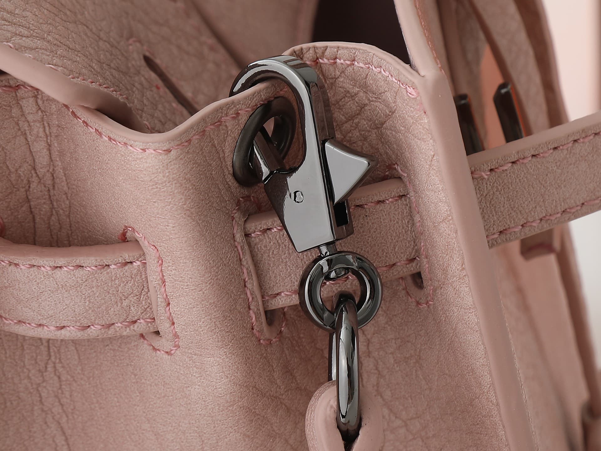 C4833 New 11925 upgraded version – original style. Hermès platinum elephant pattern: beige color. It’s a high-end women’s casual briefcase, similar to those available at specialty stores. It’s a crossbody bag with extremely exquisite and elegant craftsman — image 6