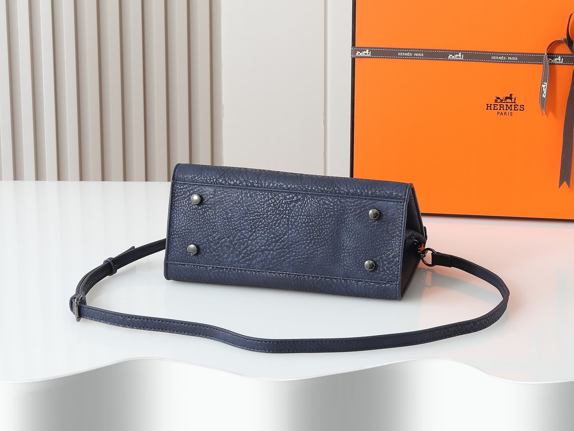 C4840 The new 11925 upgraded version is the same as the original model. Hermès platinum elephant pattern: camel color. It’s a high-end women’s casual briefcase, available only at specialty stores. It’s a crossbody bag with extremely delicate and elegant c — image 4