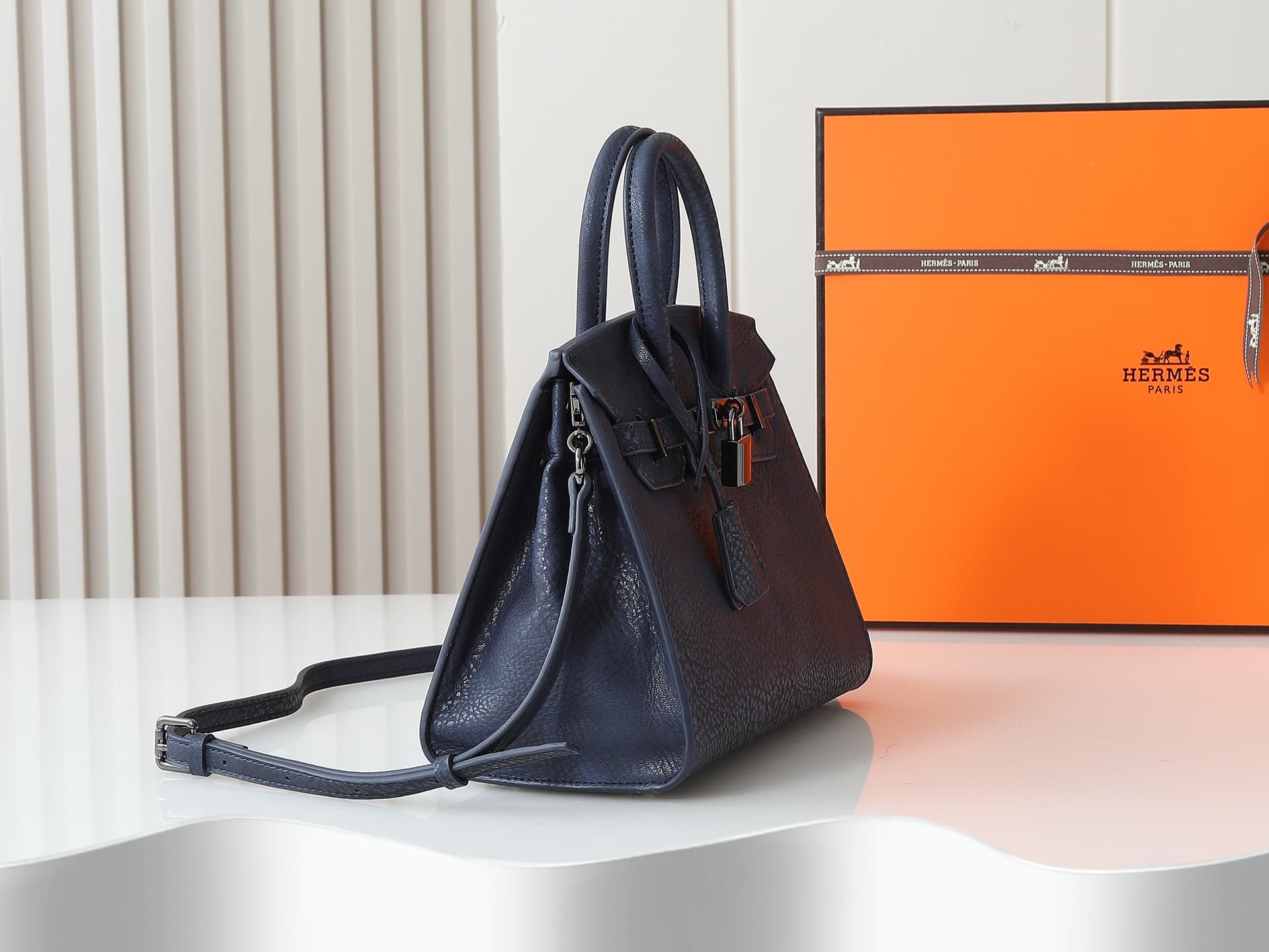 C4840 The new 11925 upgraded version is the same as the original model. Hermès platinum elephant pattern: camel color. It’s a high-end women’s casual briefcase, available only at specialty stores. It’s a crossbody bag with extremely delicate and elegant c — image 3