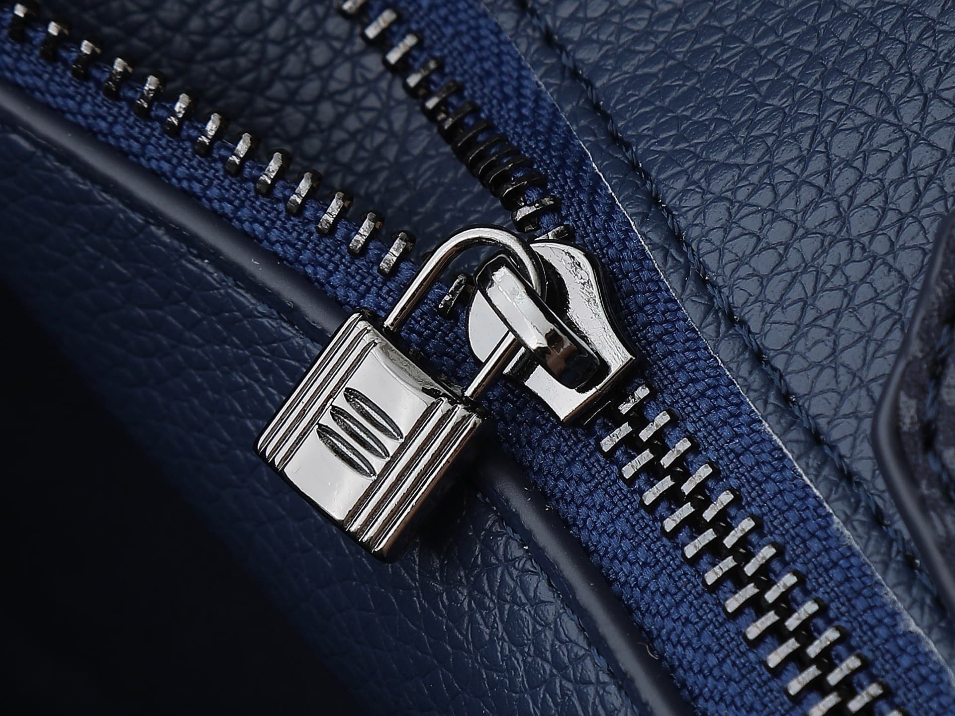 C4840 The new 11925 upgraded version is the same as the original model. Hermès platinum elephant pattern: camel color. It’s a high-end women’s casual briefcase, available only at specialty stores. It’s a crossbody bag with extremely delicate and elegant c — image 7