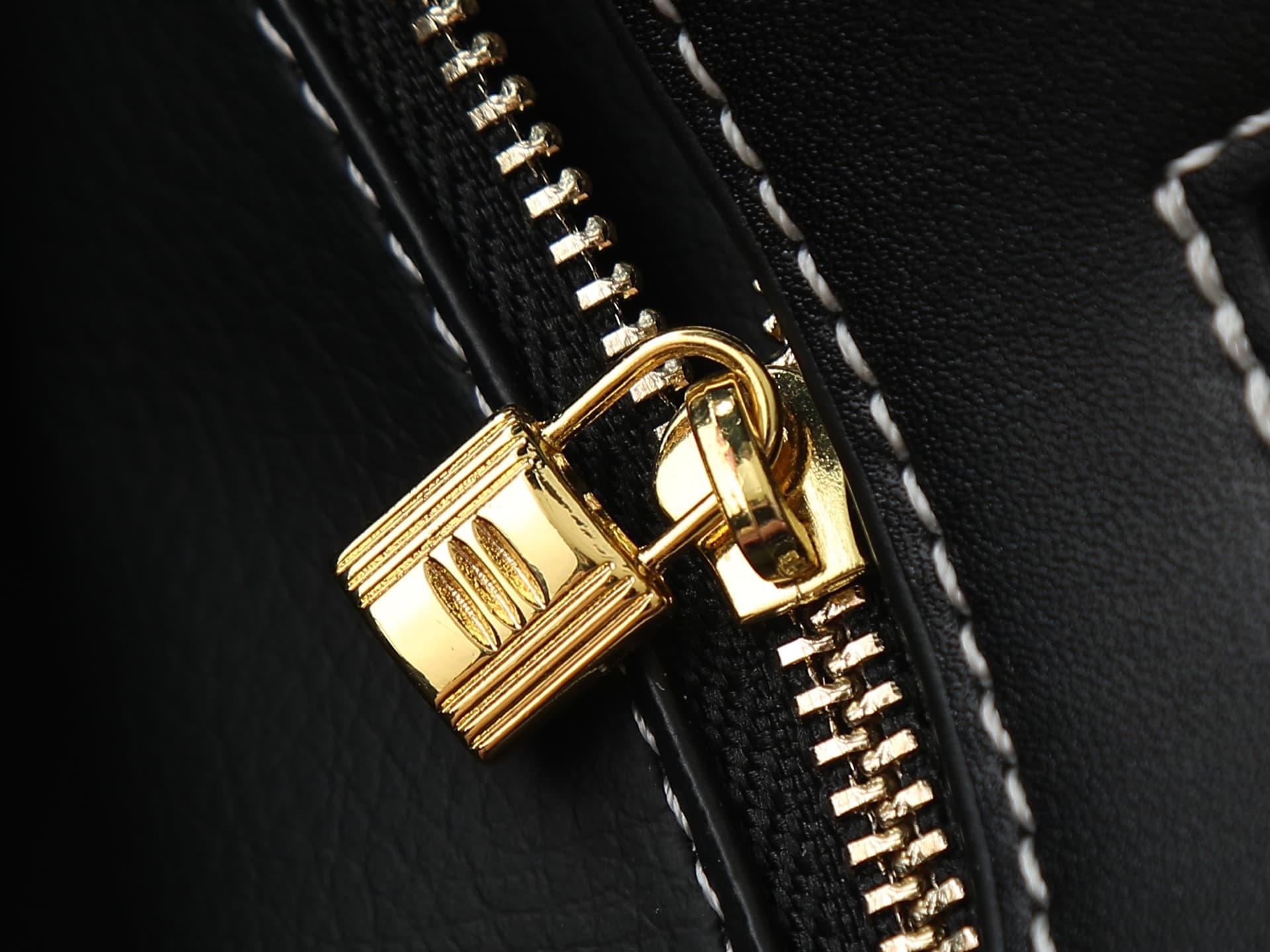 C4646 Medium 300, Small 290, New model 11925, Upgraded version of the original. Hermès platinum flat pattern: white lines; same high-end women’s casual briefcase style as those available at specialty stores. Crossbody bag – extremely delicate and elegant  — image 7