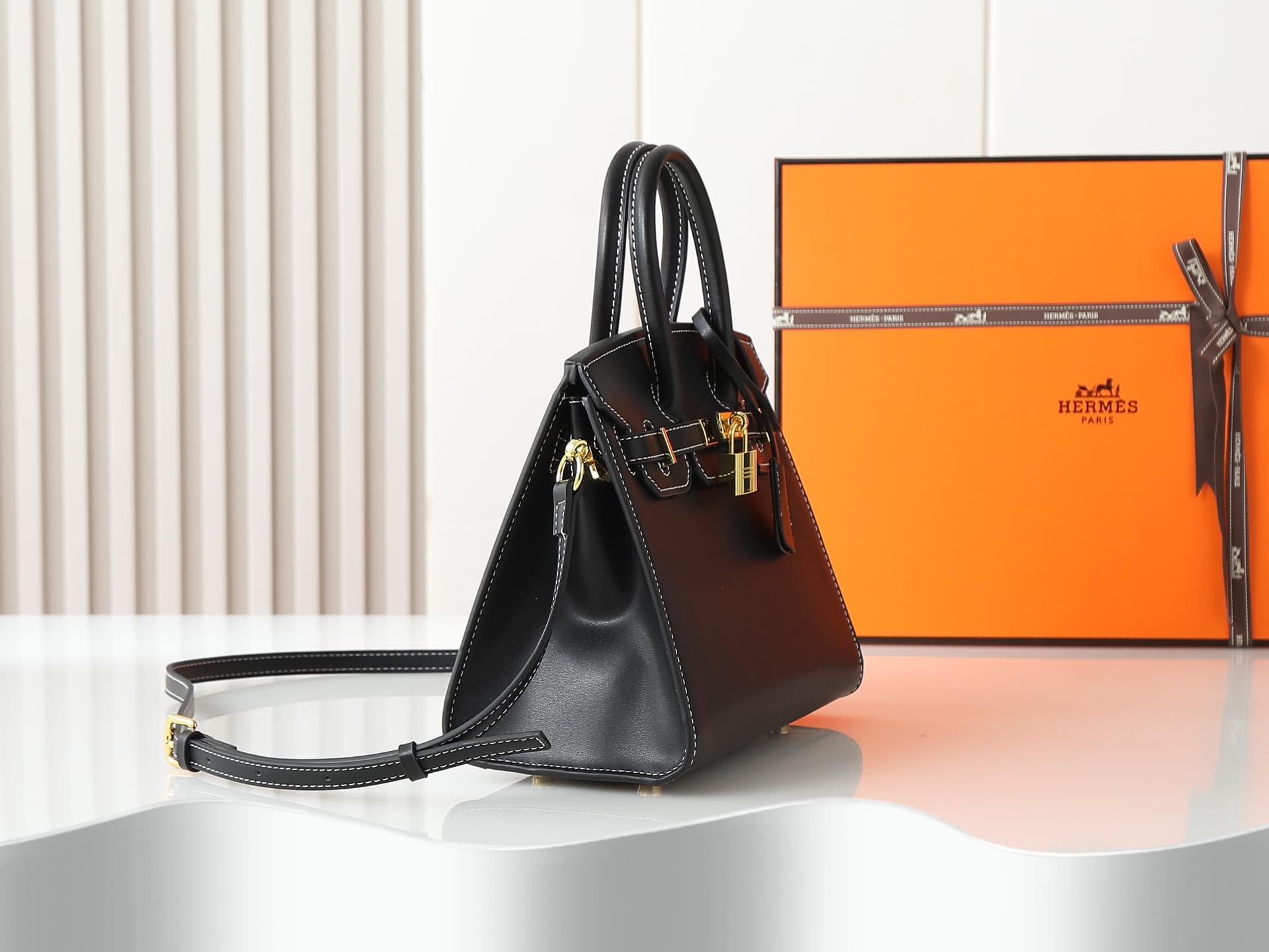 C4646 Medium 300, Small 290, New model 11925, Upgraded version of the original. Hermès platinum flat pattern: white lines; same high-end women’s casual briefcase style as those available at specialty stores. Crossbody bag – extremely delicate and elegant  — image 3