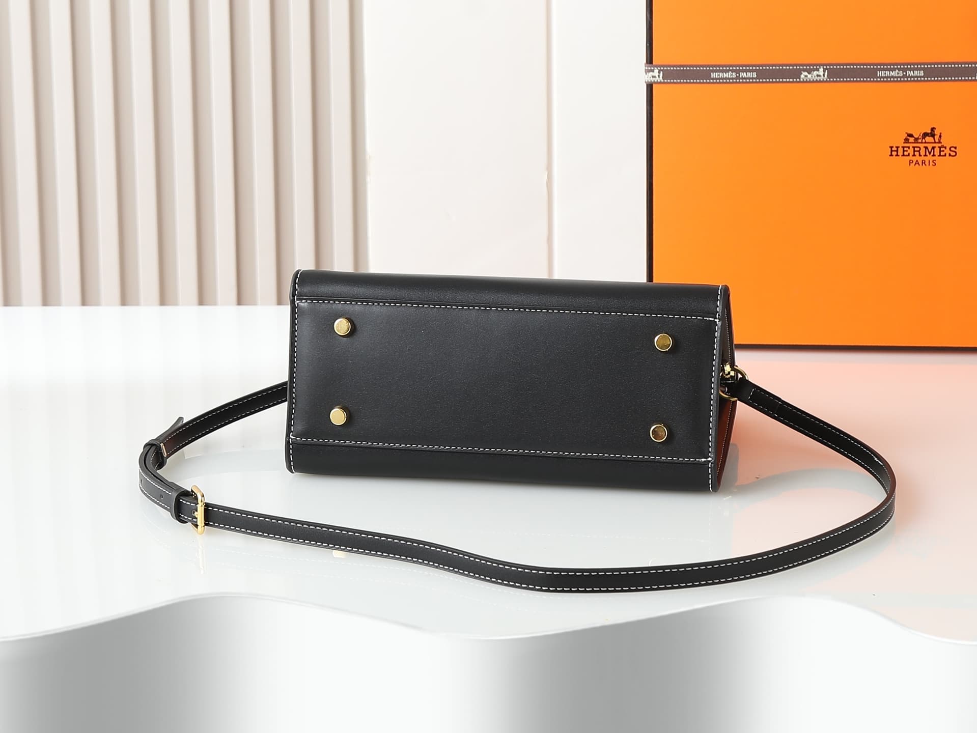 C4646 Medium 300, Small 290, New model 11925, Upgraded version of the original. Hermès platinum flat pattern: white lines; same high-end women’s casual briefcase style as those available at specialty stores. Crossbody bag – extremely delicate and elegant  — image 4