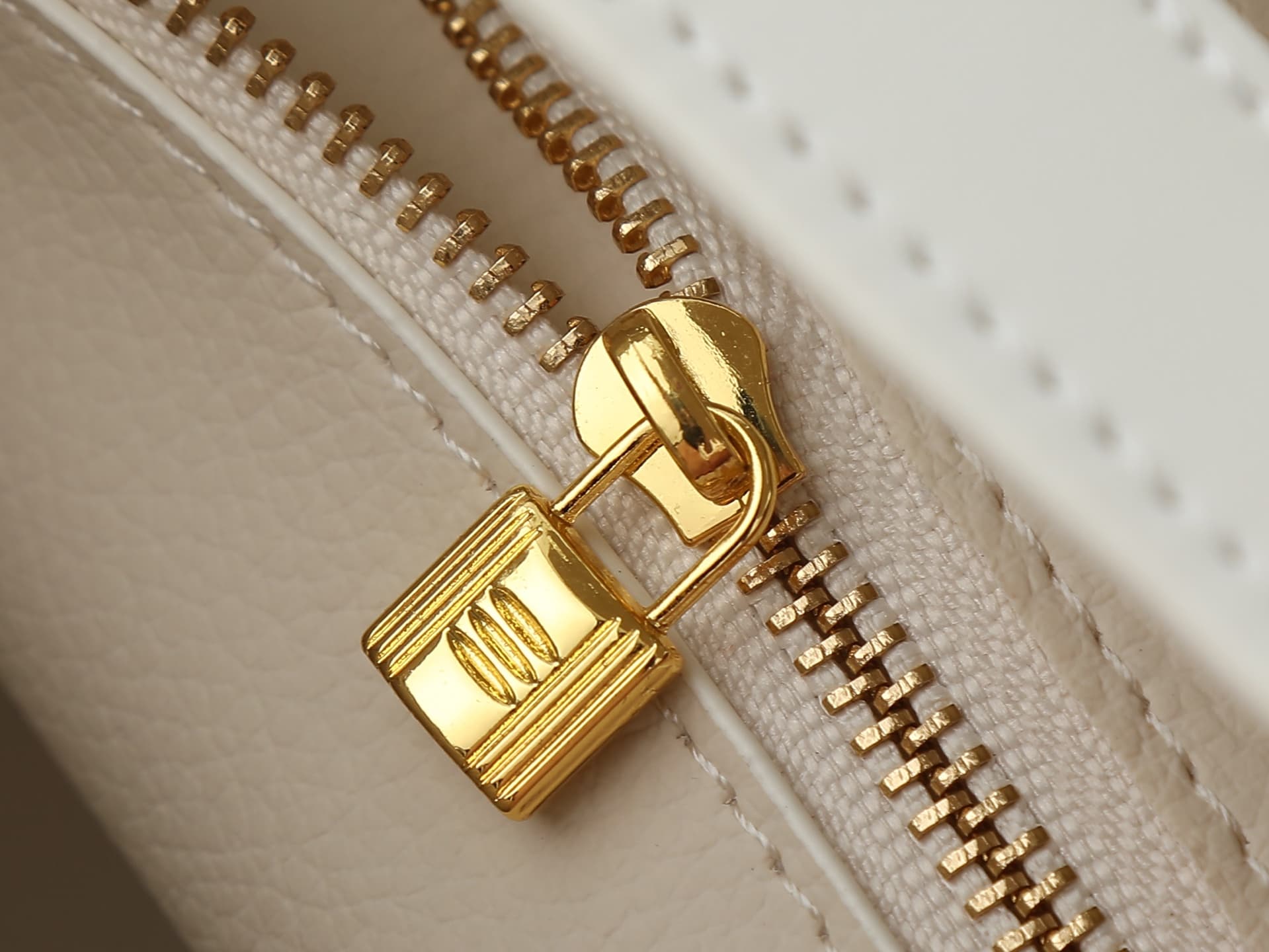 C4645 Medium 300, Small 290, New model 11925, Upgraded version of the original. Hermès platinum flat pattern: white lines; a high-end women’s casual briefcase similar to those available at specialty stores. It’s a crossbody bag with extremely exquisite an — image 7
