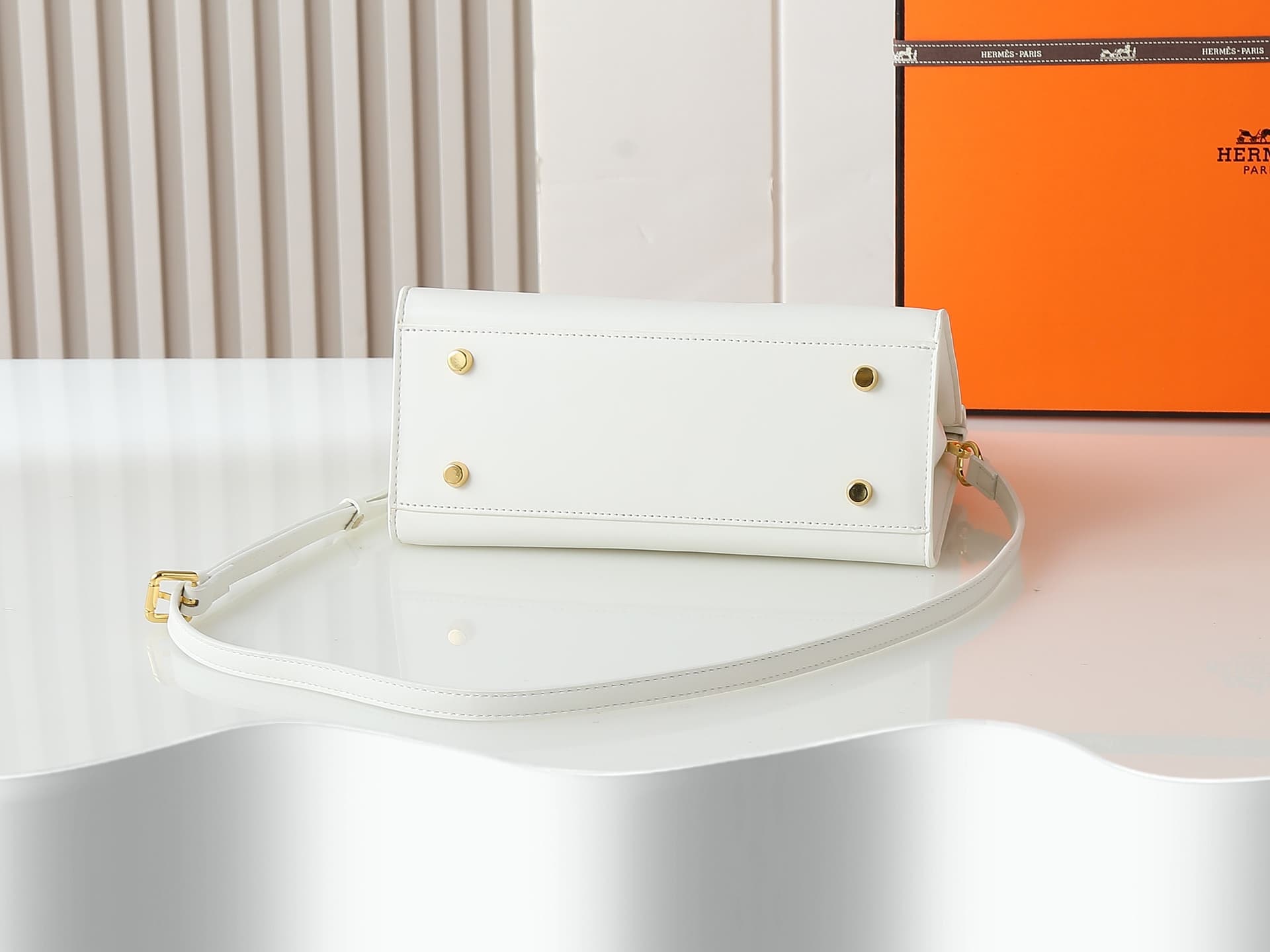 C4645 Medium 300, Small 290, New model 11925, Upgraded version of the original. Hermès platinum flat pattern: white lines; a high-end women’s casual briefcase similar to those available at specialty stores. It’s a crossbody bag with extremely exquisite an — image 4