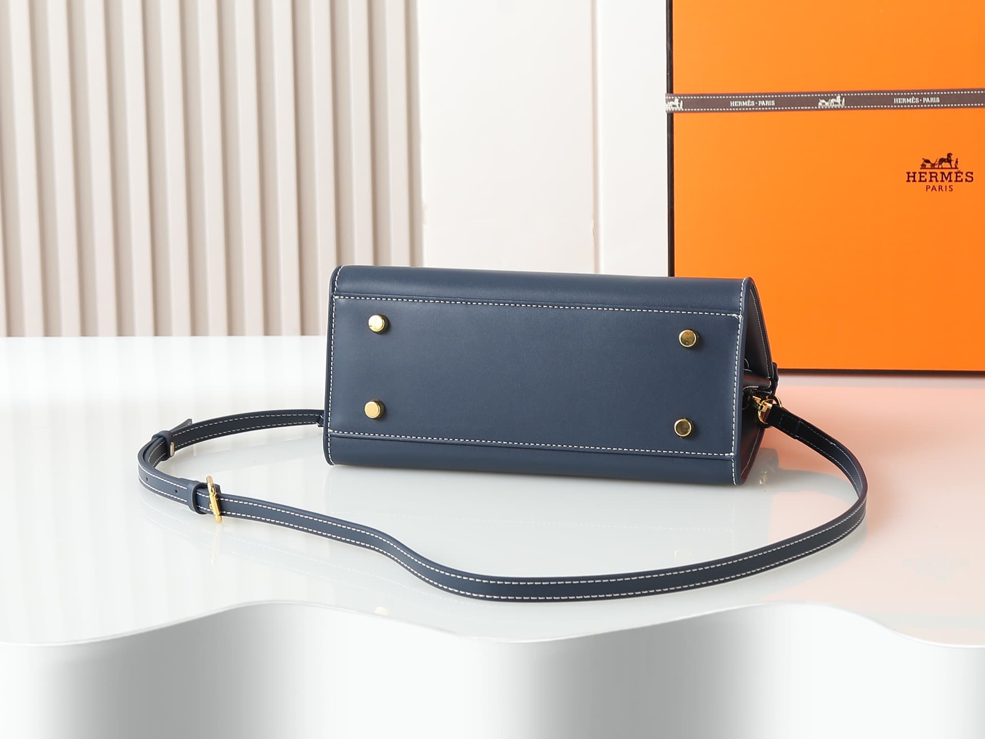 C4643 Medium 300, Small 290, New model 11925, Upgraded version of the original. Hermès platinum flat pattern: white lines; a high-end women’s casual briefcase similar to those found at specialty stores. It’s a crossbody bag with extremely exquisite and el — image 4