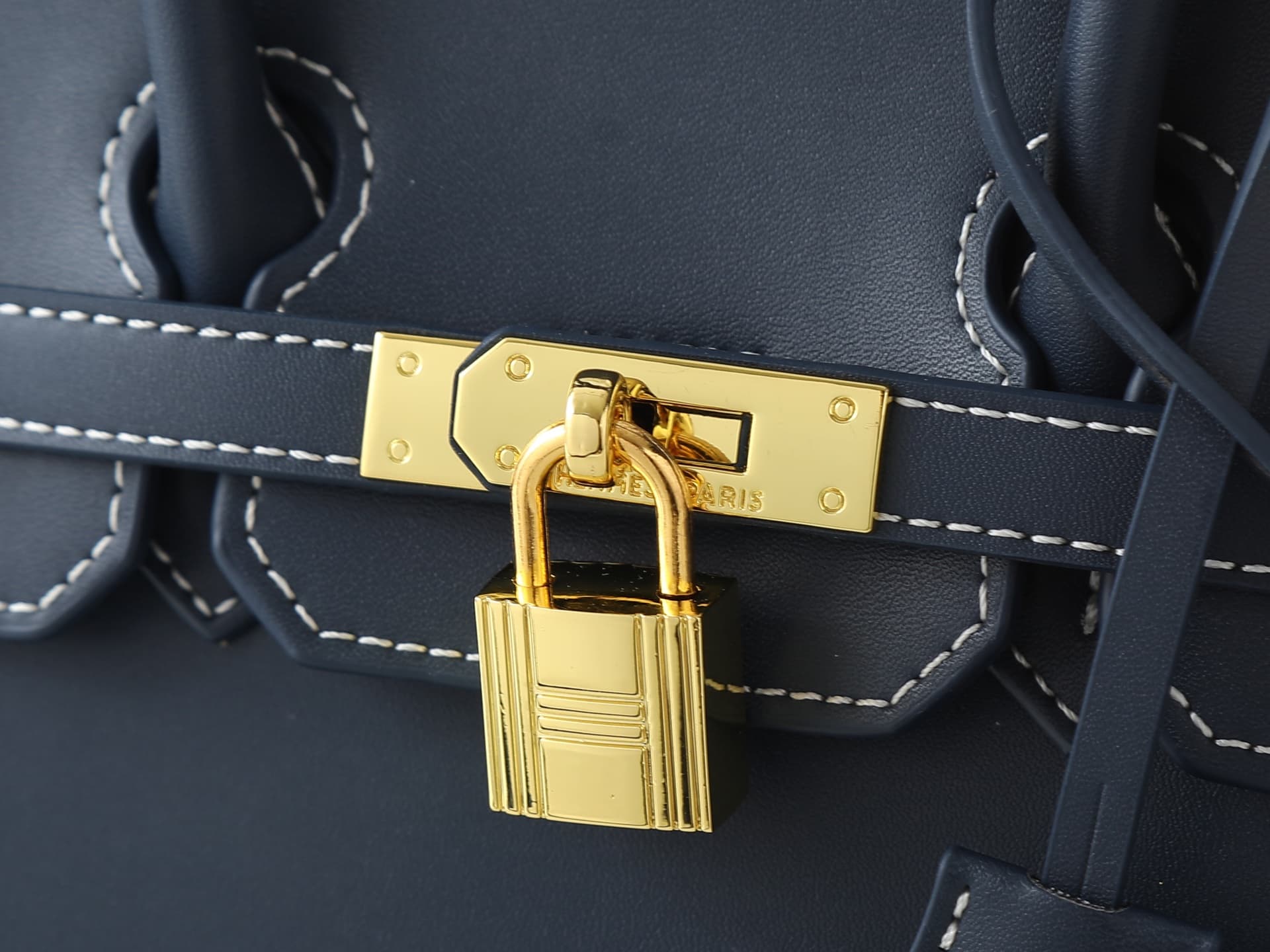 C4643 Medium 300, Small 290, New model 11925, Upgraded version of the original. Hermès platinum flat pattern: white lines; a high-end women’s casual briefcase similar to those found at specialty stores. It’s a crossbody bag with extremely exquisite and el — image 5