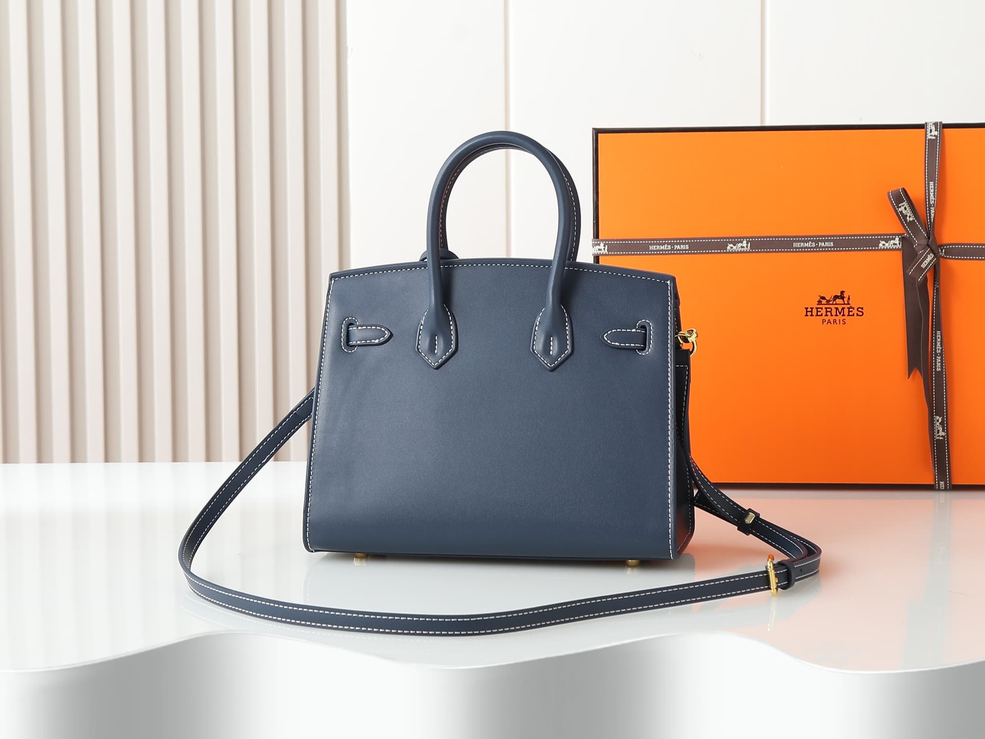 C4643 Medium 300, Small 290, New model 11925, Upgraded version of the original. Hermès platinum flat pattern: white lines; a high-end women’s casual briefcase similar to those found at specialty stores. It’s a crossbody bag with extremely exquisite and el — image 2