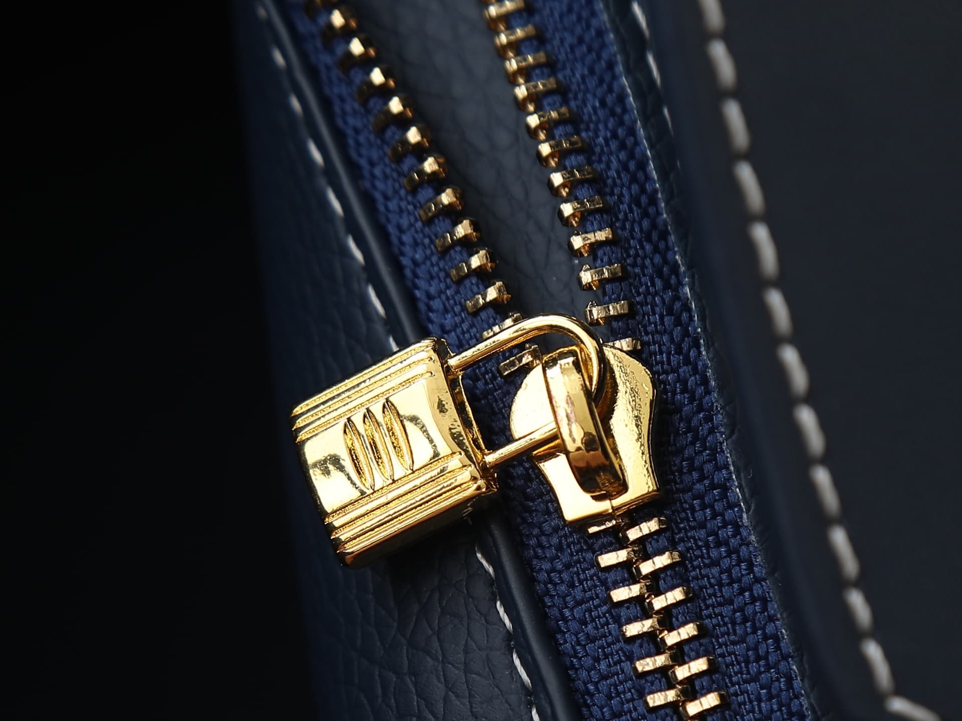 C4643 Medium 300, Small 290, New model 11925, Upgraded version of the original. Hermès platinum flat pattern: white lines; a high-end women’s casual briefcase similar to those found at specialty stores. It’s a crossbody bag with extremely exquisite and el — image 7