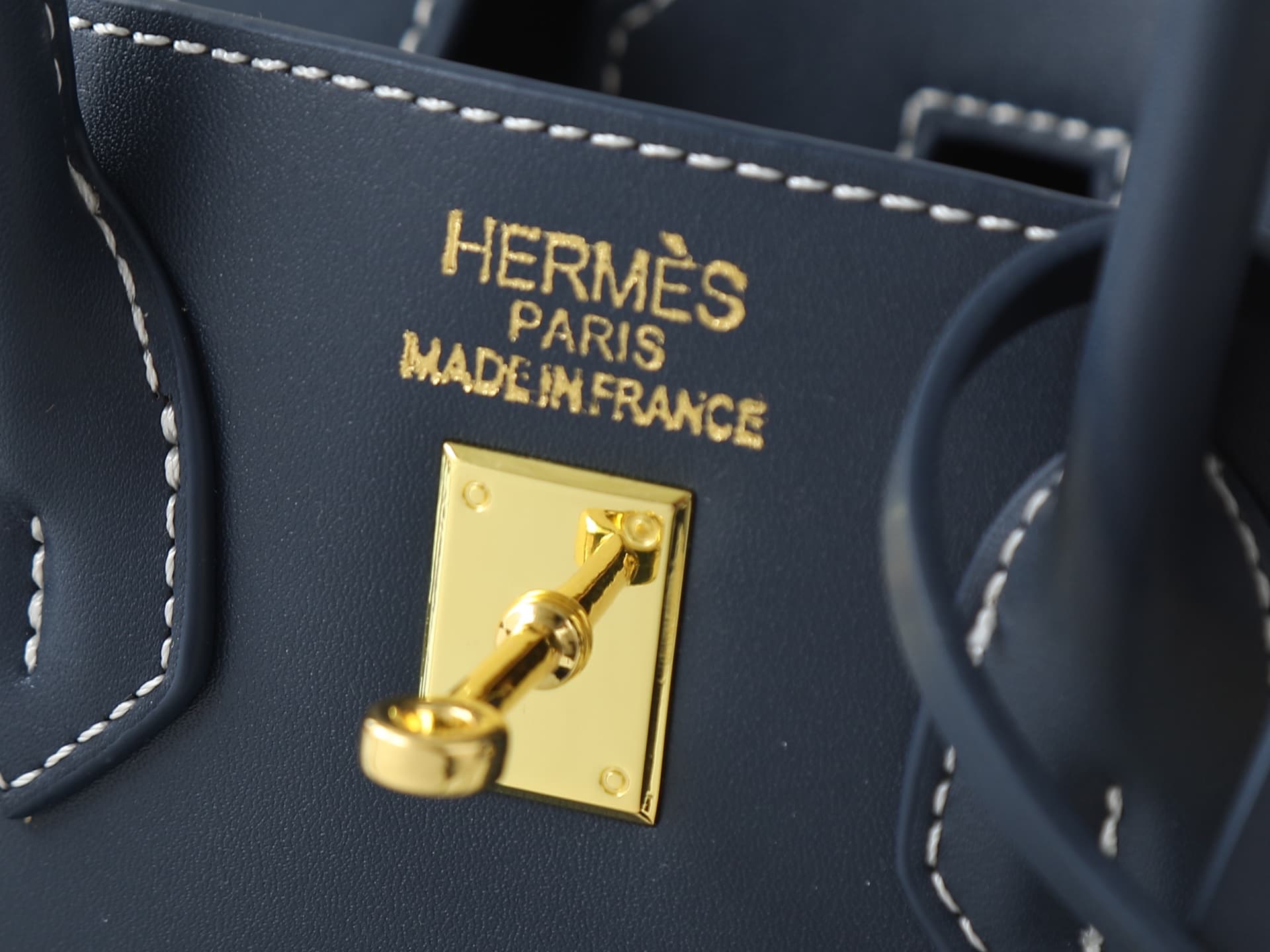 C4643 Medium 300, Small 290, New model 11925, Upgraded version of the original. Hermès platinum flat pattern: white lines; a high-end women’s casual briefcase similar to those found at specialty stores. It’s a crossbody bag with extremely exquisite and el — image 8